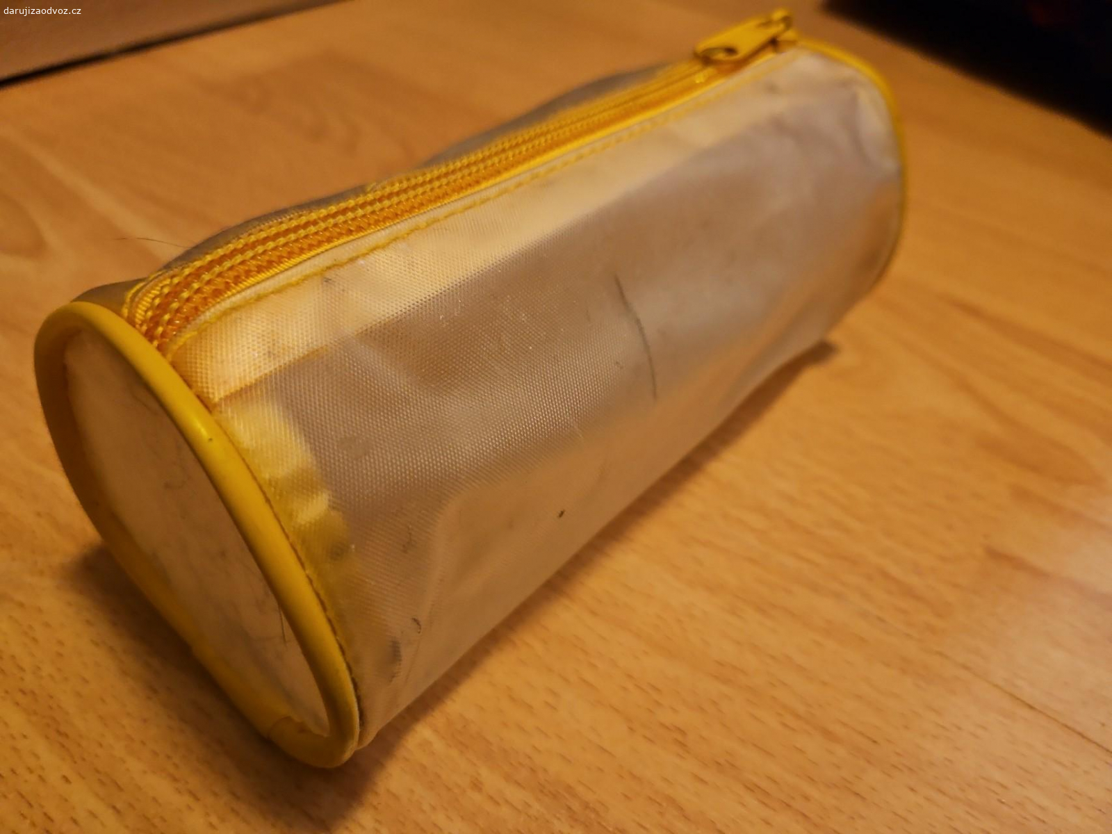 Průhledný válcový penál. žlutý, na zip