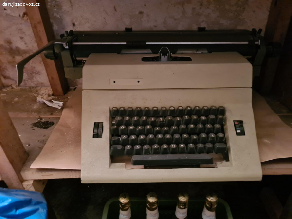 Daruji psací stroj, asi Robotron. nálezovy stav
je funkční, ale asi chce trochu péče a nebo na náhradní díly