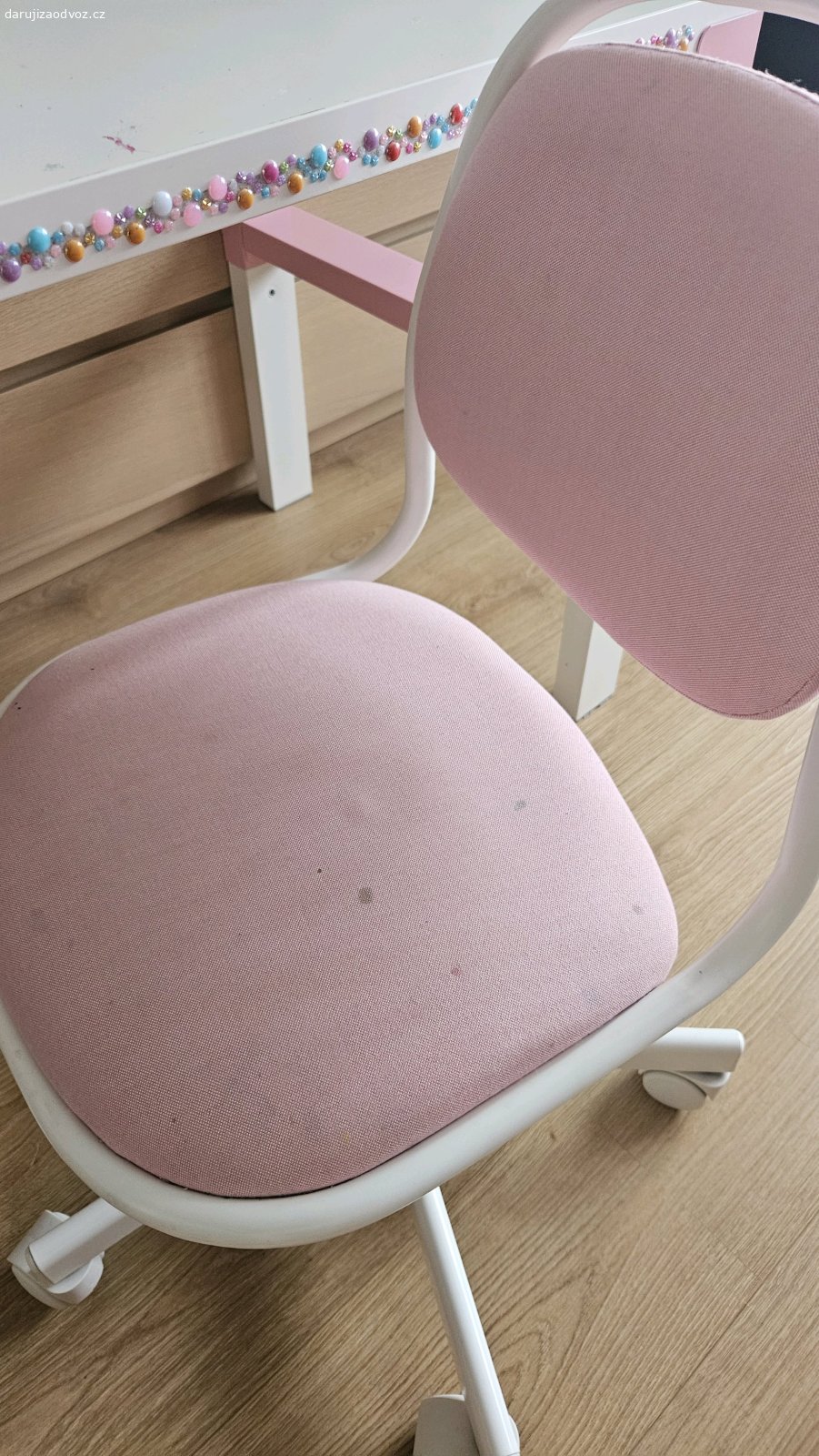 psací stůl a židle. Daruji psací stůl pro dítě do první třídy. je to IKEA výrobek a společně s ním i nastavitelnou židli. Oba kusy společně. Na nábytku  je několik šmouh, rýhy a taky fleky. Na přední straně je také nalepený pruh s kamínky.