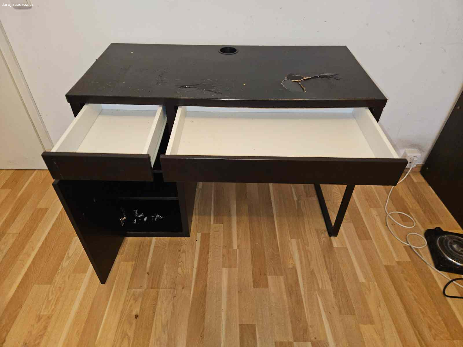 Psaci stůl za odvoz. Daruji stůl, za odvoz. Rozměry 105 × 50 cm. Výška 75 cm. Na povrchu jsou promáčkliny, škrábance a odlepená hrana. Jinak je plně funkční. Raději zavolejte na číslo tel.