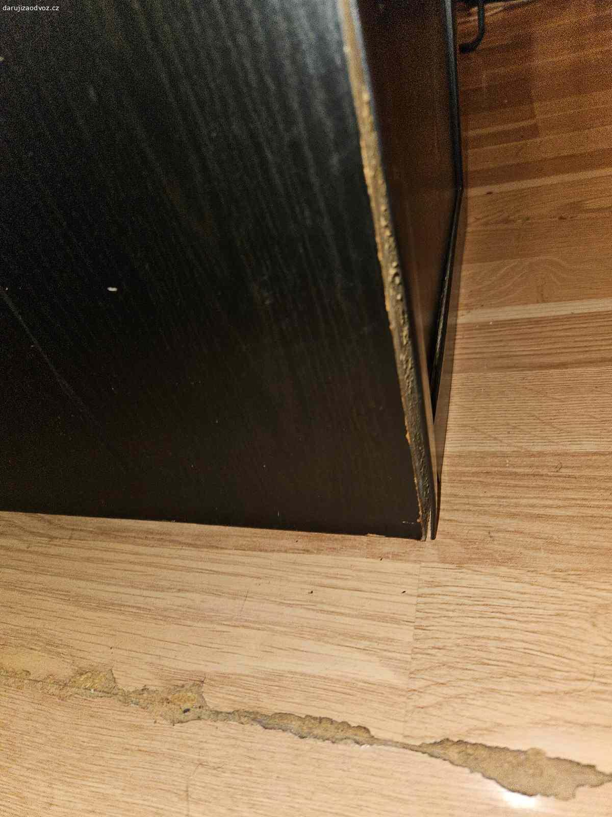 Psaci stůl za odvoz. Daruji stůl, za odvoz. Rozměry 105 × 50 cm. Výška 75 cm. Na povrchu jsou promáčkliny, škrábance a odlepená hrana. Jinak je plně funkční. Raději zavolejte na číslo tel.