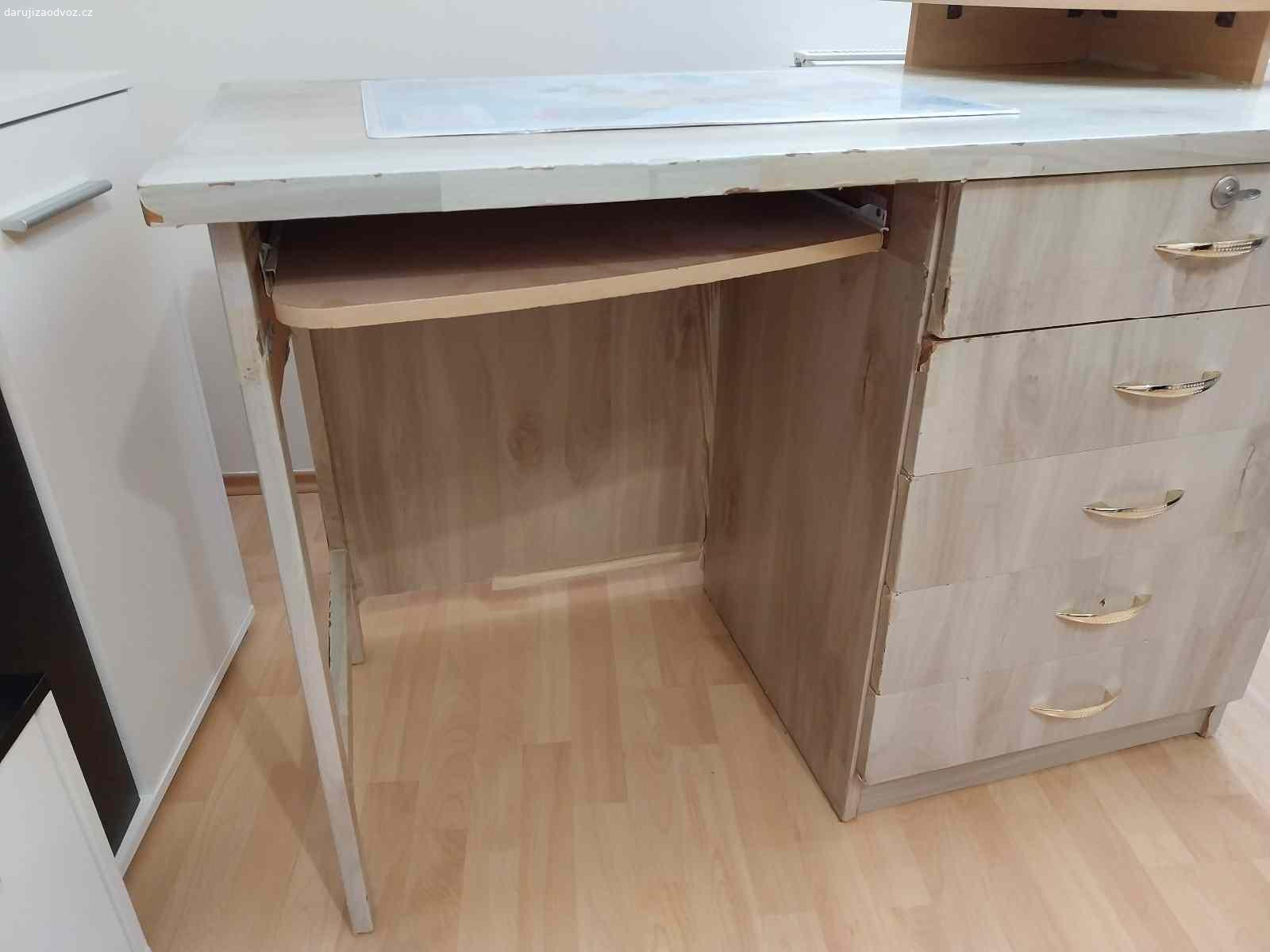 Psací stůl. Nabízím za odvoz psací stůl oblepeny tapetou která jde sundat určitě ještě poslouží  míry šířka 60 délka 120 výška 80