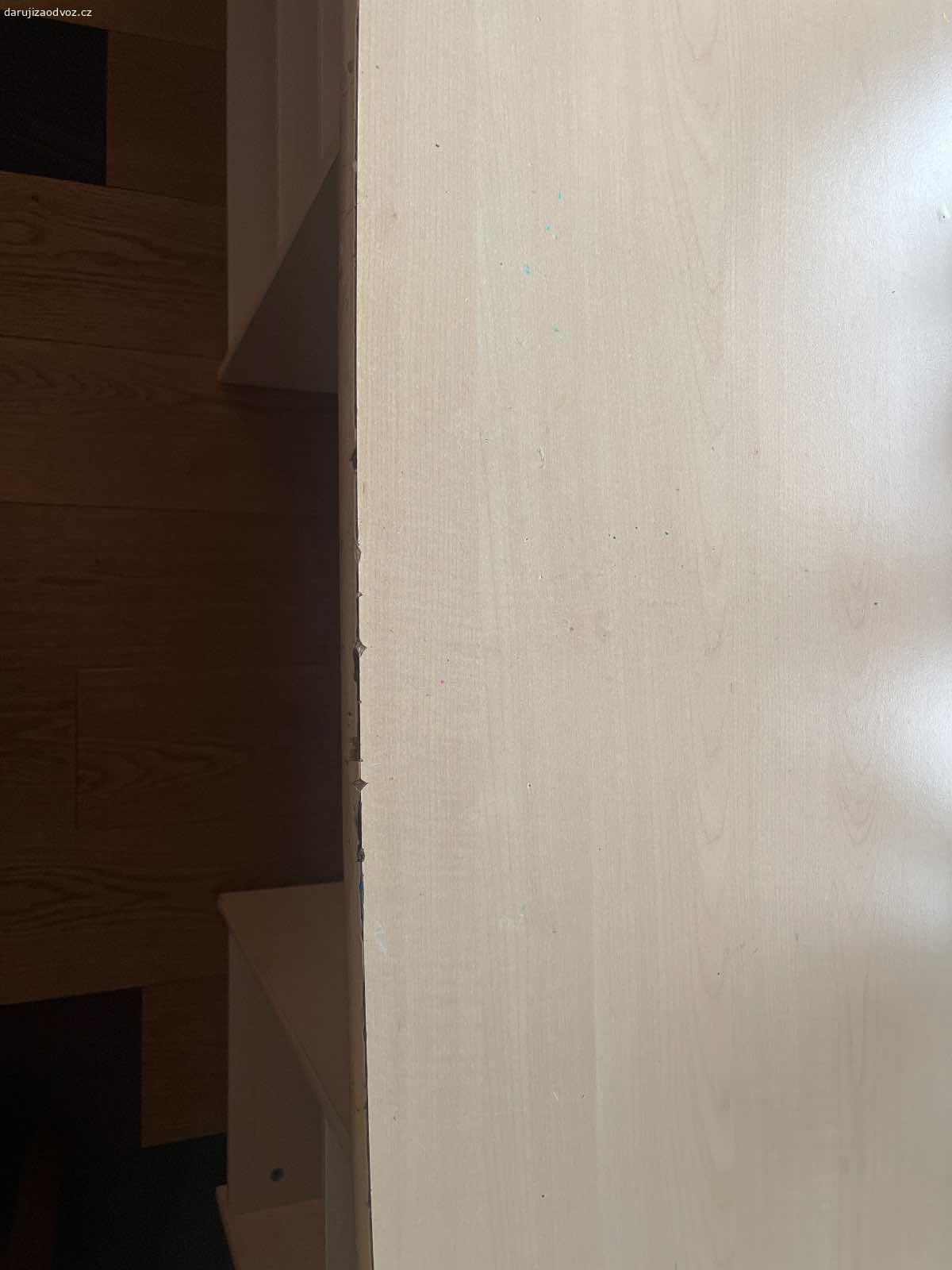 Psací stůl. Psací stůl 145x70cm přední hrana desky poškozena, viz foto., jinak zachovalý.