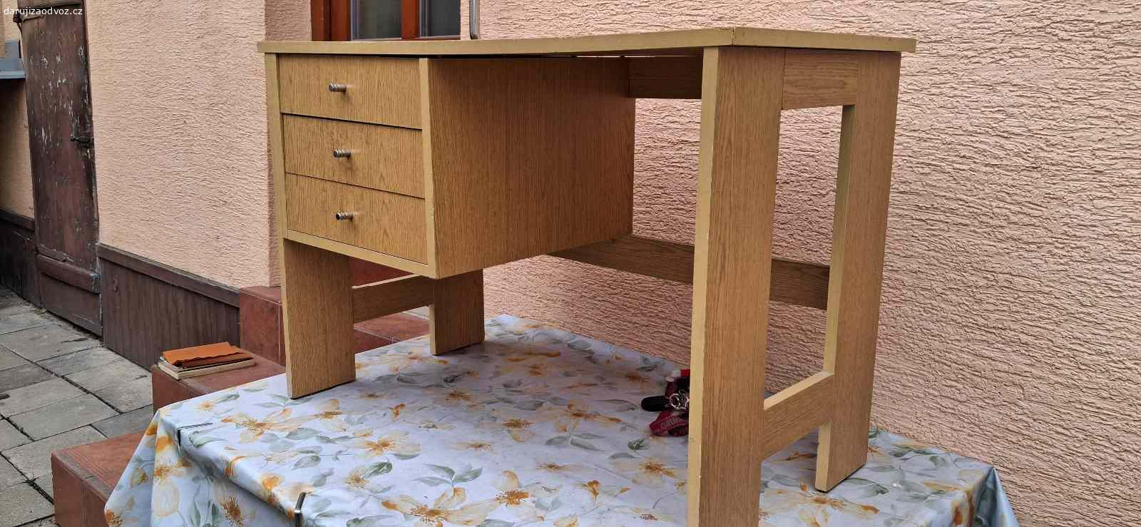 Psací stůl. Psací stůl, výška 65 cm, délka 96 cm, šířka 48 cm.