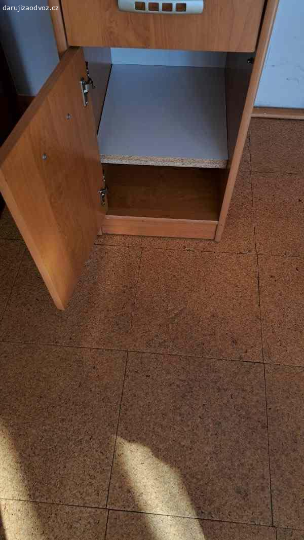 Psací stůl. Psací stůl v laminu - barva třešeň, se zásuvkou, úložným prostorem na levé straně a odkladným prostorem uprostřed, v rozměru š 100cm. Na předním části částečně odtržená lamino páska. Stůl ve smontovaném stavu. Vlastní odvoz.