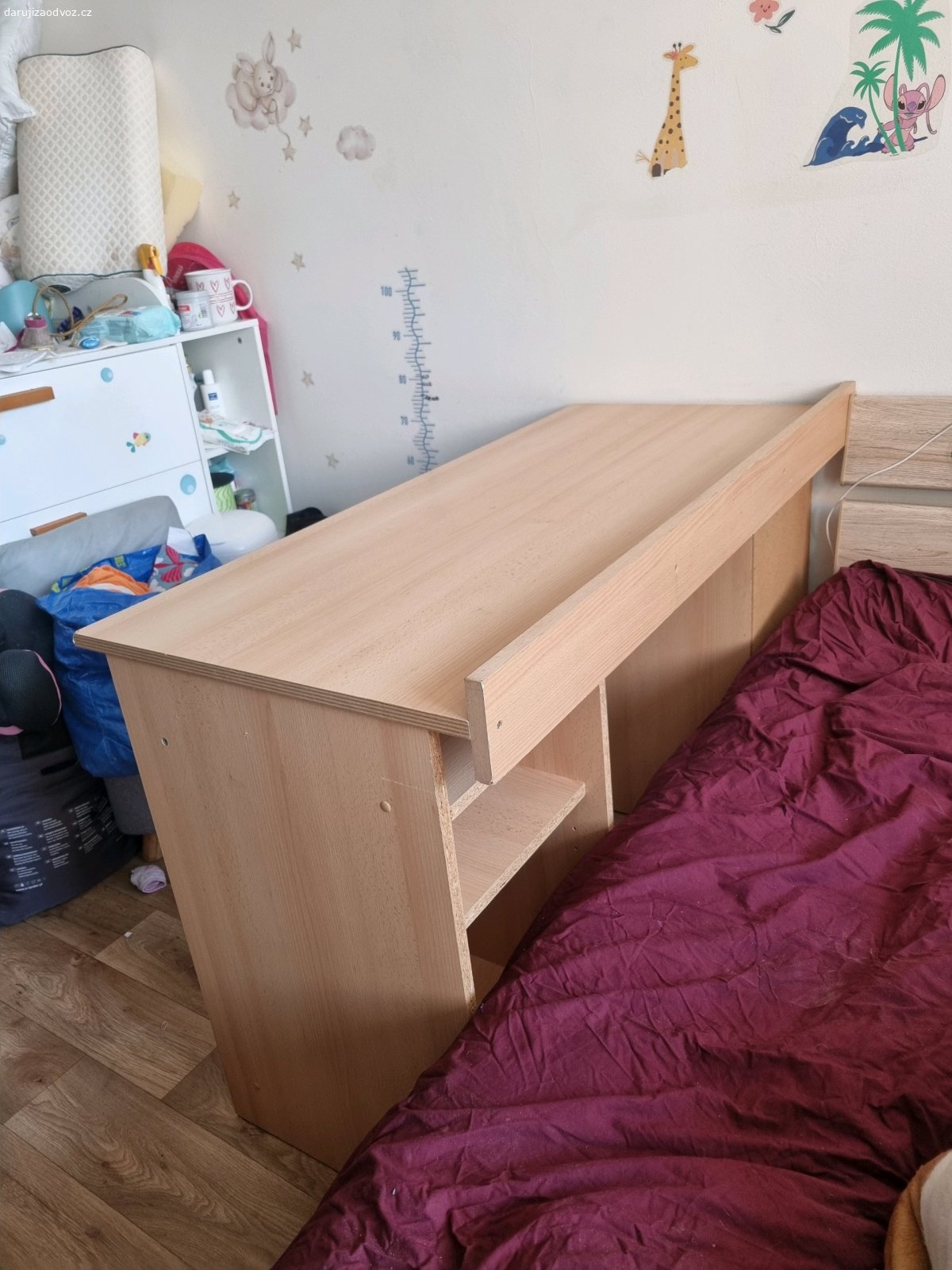 psací stůl. Zachovalý psací stůl. Rozložený, při rozkládání se porušil spoj mezi deskou a nohou na jedné straně, ale je to resitelne. Deska počkrábaná, kus lameli chybí. Ale jinak slouží skvěle