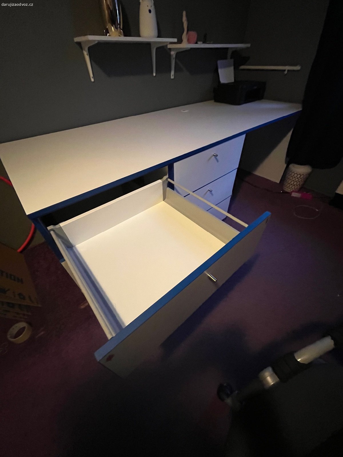 Psací stůl. Daruji za odvoz psací stůl větších rozměrů 220 X 80 cm.
Stůl je v pěkném stavu, nepoškozený, vše funkční .
Ma 6 velkých šuplíku.
Pomohu rozložit, naložit, Praha 4 Nusle.