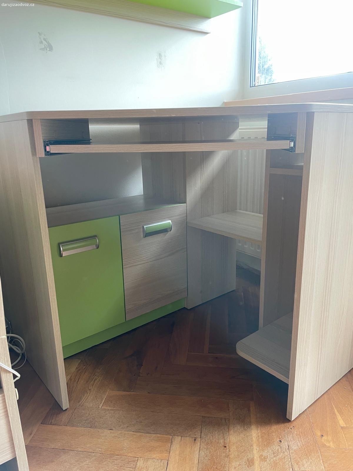 psací stůl. Daruji za odvoz psací stůl - máme 2 kusy, lze i jednotlivě.
Rozměr pracovní desky - 96x56cm. Výsuvná deska na klávesnici.
Stůl je součástí celé nábytkové serie dětský pokoj - celá je k dispozici za odvoz (2x stůl, 2x postel, 4x skříňka, 2x stejná police, 1x samostatná police).