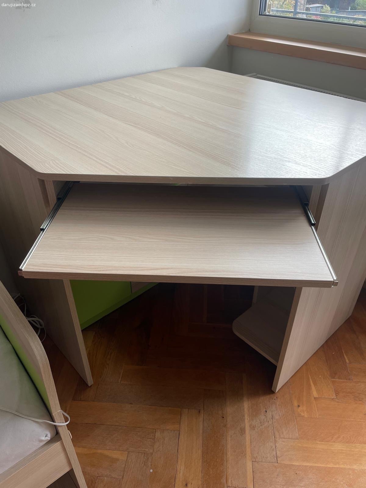 psací stůl. Daruji za odvoz psací stůl - máme 2 kusy, lze i jednotlivě.
Rozměr pracovní desky - 96x56cm. Výsuvná deska na klávesnici.
Stůl je součástí celé nábytkové serie dětský pokoj - celá je k dispozici za odvoz (2x stůl, 2x postel, 4x skříňka, 2x stejná police, 1x samostatná police).