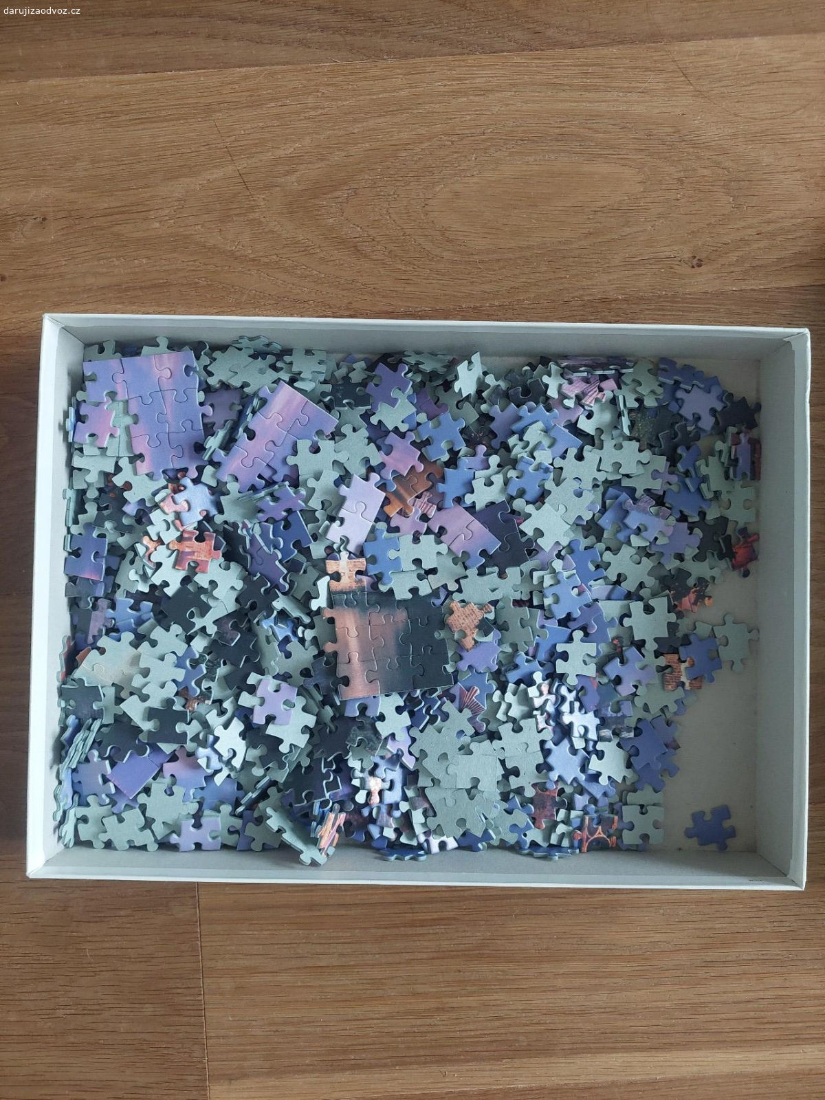 Puzzle. Na 99 % kompletní, nejspíš 1000 dílků, už si nepamatuji obrázek. Neoriginální krabice.