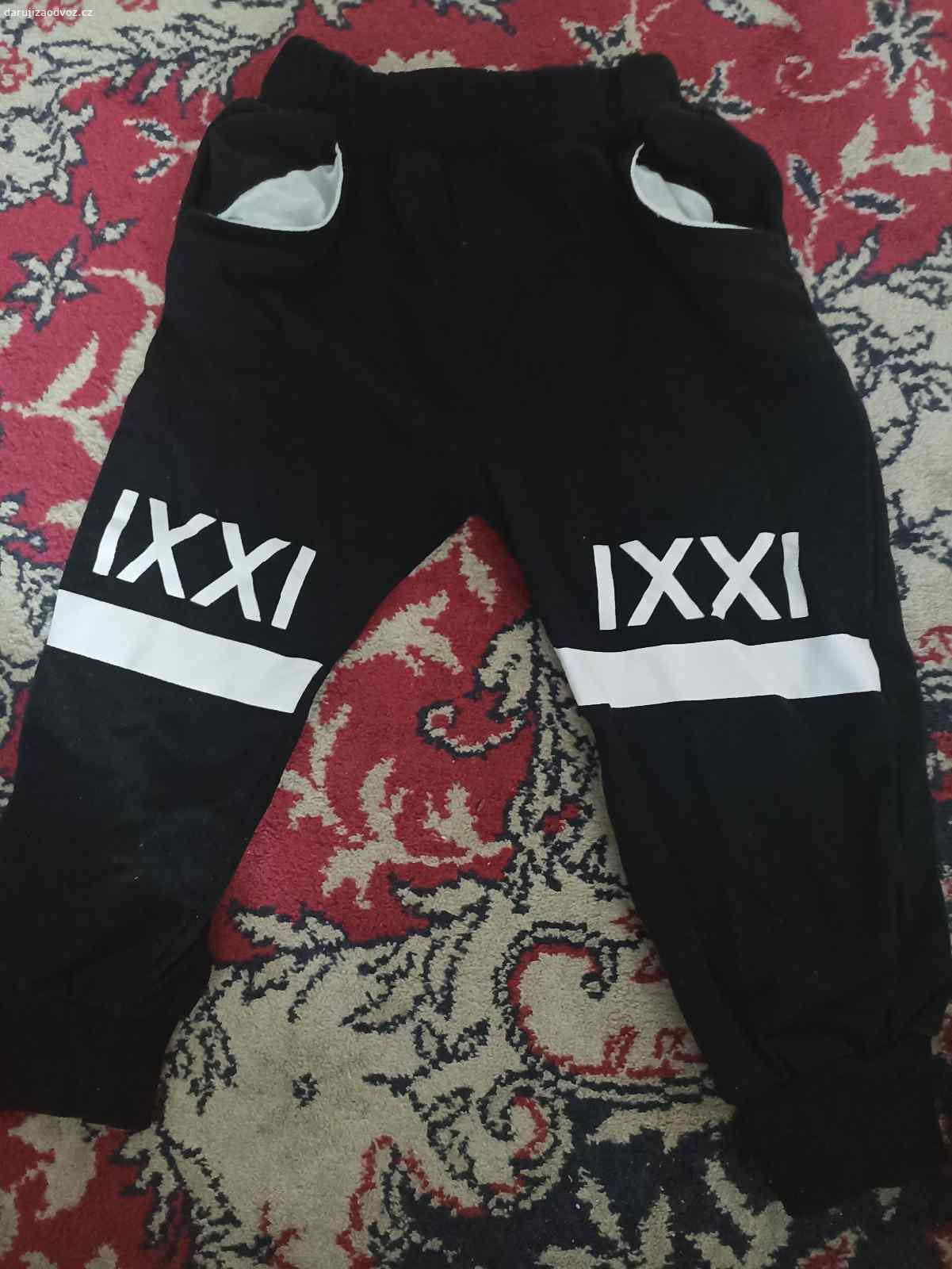 Pytel oblečení pro chlapečka velikosti 86. Mix věcí, včetně krásných plavek nebo zimních punčocháčů. Daruji vděčné mamince.