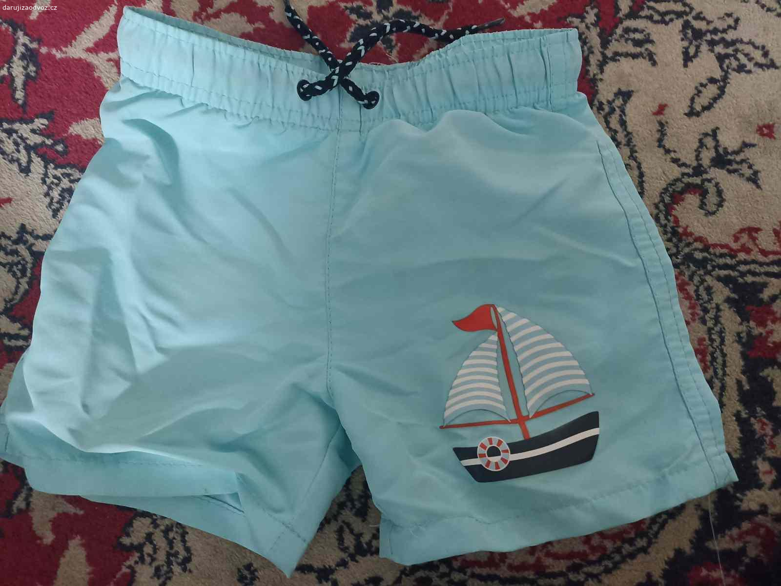 Pytel oblečení pro chlapečka velikosti 86. Mix věcí, včetně krásných plavek nebo zimních punčocháčů. Daruji vděčné mamince.