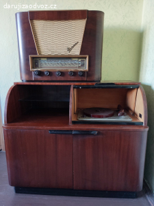 Radio OPERA 621A s gramofonem
