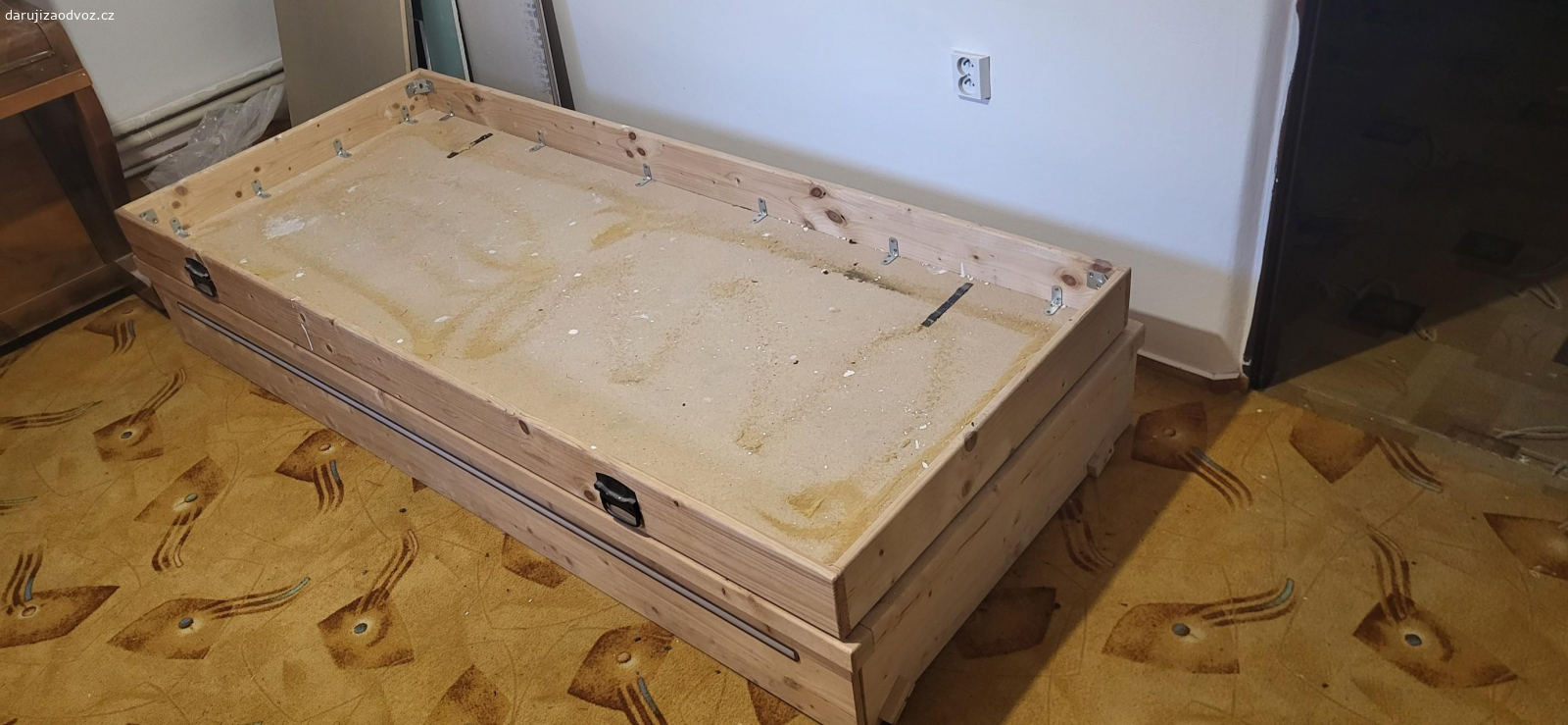 rám postele. Daruji rám postele s úložným prostorem, vnější rozměry 205x88 cm, pro matraci 107 x 80 cm. Bez matrace.