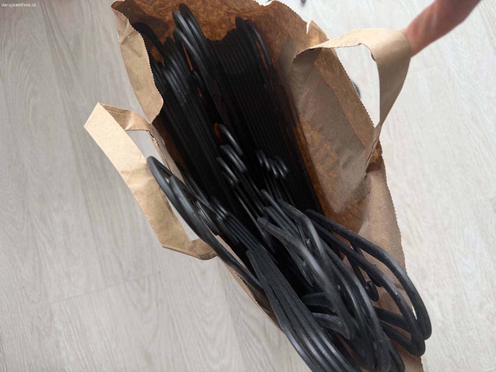 Ramínka ikea - cca 50 ks. odkaz na ramínka, v dobrém stavu
https://www.ikea.com/cz/en/p/spruttig-hanger-black-20317079/