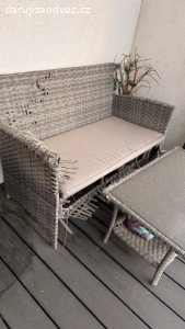 pohovka a stolek s zidlem na terasu
