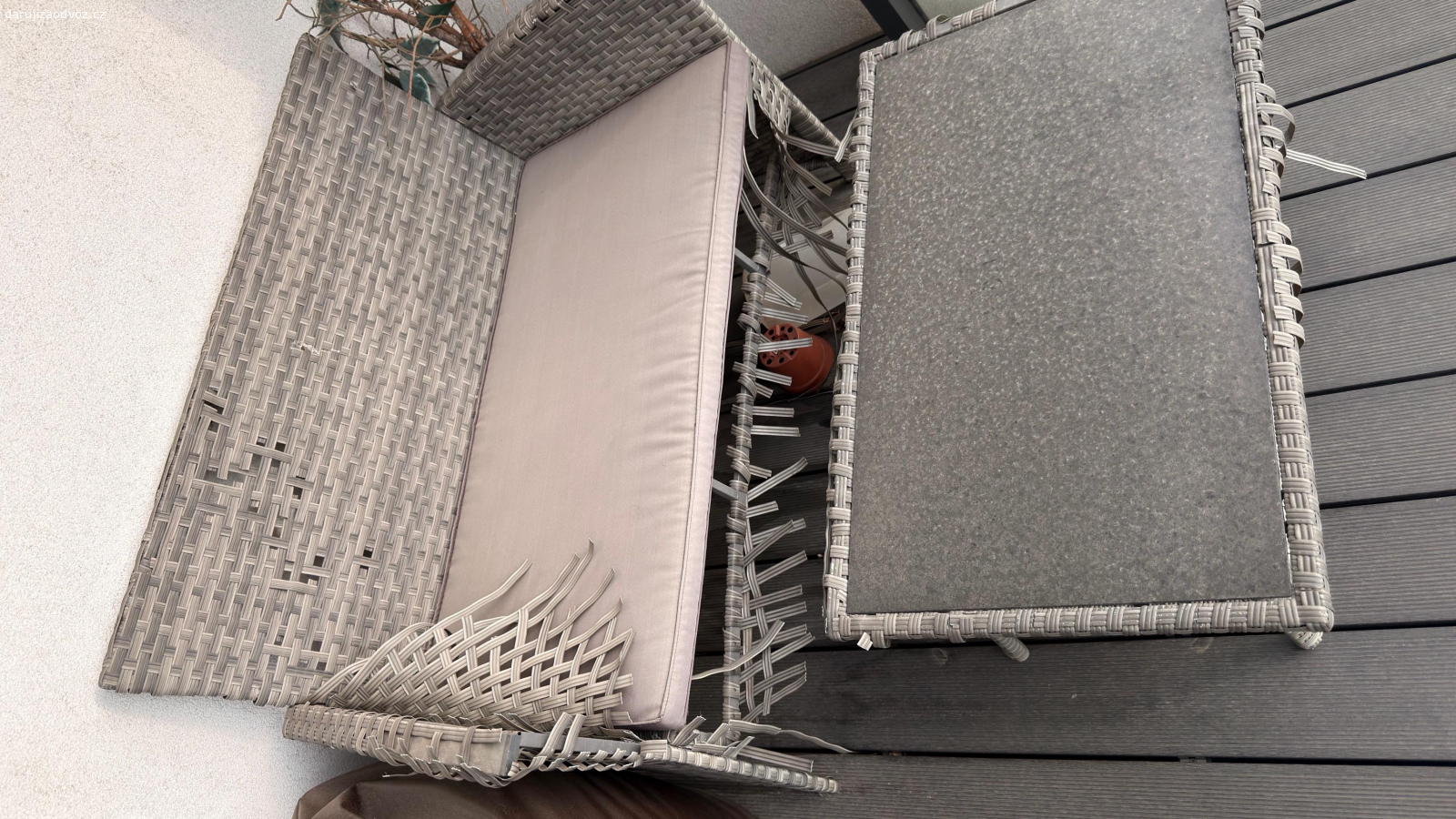 pohovka a stolek s zidlem na terasu. pohovka a stolek s zidlem z umeleho ratanu na terasu , ale potřebuje celkem přečalounění !