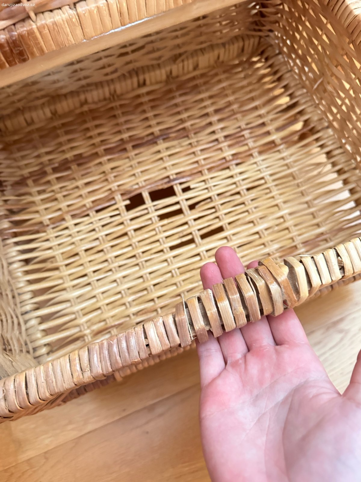 Ratanová skříňka. Poslední šuplík v horším stavu viz foto