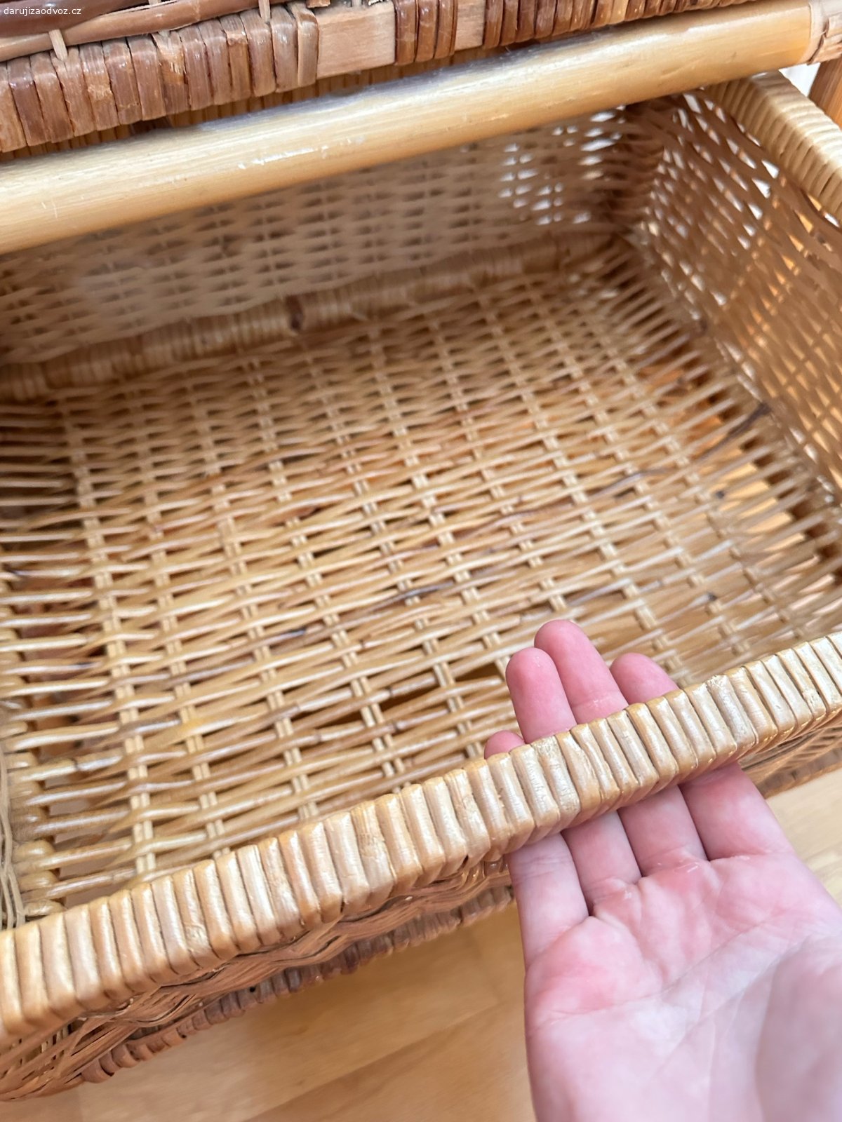 Ratanová skříňka. Poslední šuplík v horším stavu viz foto