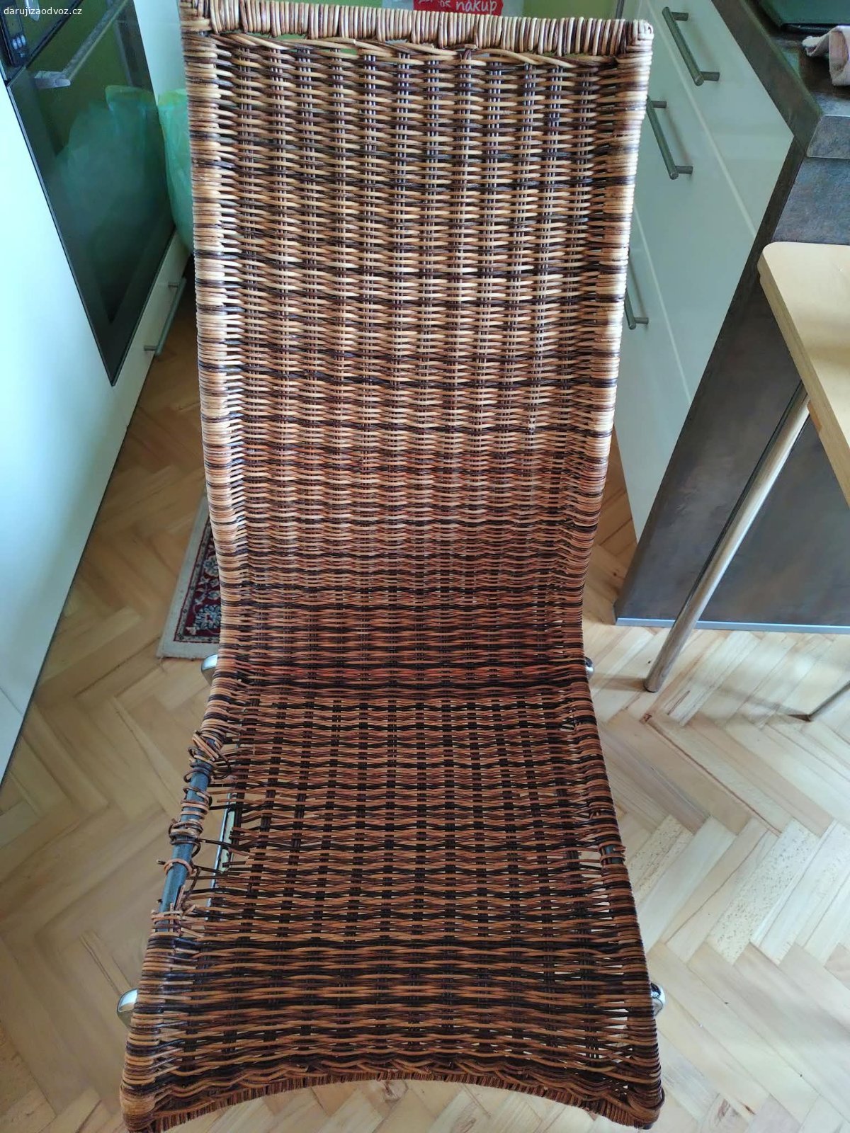 Ratanové židle 3 ks. Daruji za odvoz 3 ratanové židle - viz foto. 2 židle trochu popraskané, 1 celkem zachovalá. Mají kovové nohy. Sedět se na nich dá, ideálně s polštářkem. Ty mohu také darovat.