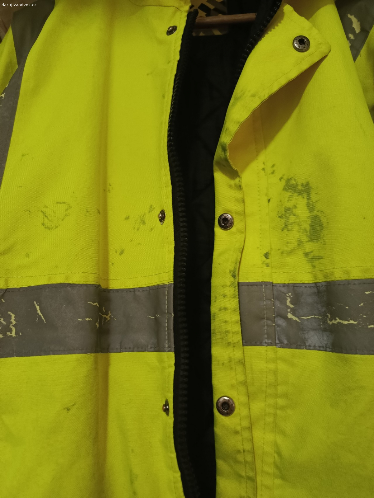 Reflexní bunda L/XL. Reflexní bundu Dunlop velikost L.Řekla bych něco mezi L/XL.Nošená,jsou na ní fleky. Vypraná,fleky nejdou vyprat. Teď při focení jsem si všimla rozpáraného rukávu,viz foto. Tak vhodné pro někoho komu to nebude vadit a nebo někdo šikovný zašije a unosí dále.