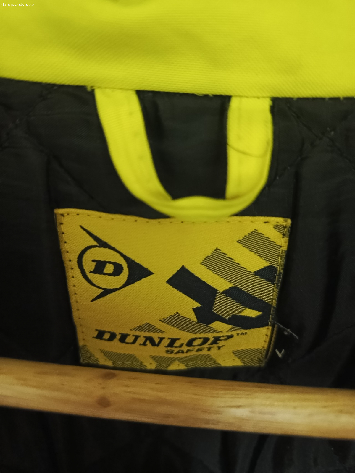 Reflexní bunda L/XL. Reflexní bundu Dunlop velikost L.Řekla bych něco mezi L/XL.Nošená,jsou na ní fleky. Vypraná,fleky nejdou vyprat. Teď při focení jsem si všimla rozpáraného rukávu,viz foto. Tak vhodné pro někoho komu to nebude vadit a nebo někdo šikovný zašije a unosí dále.