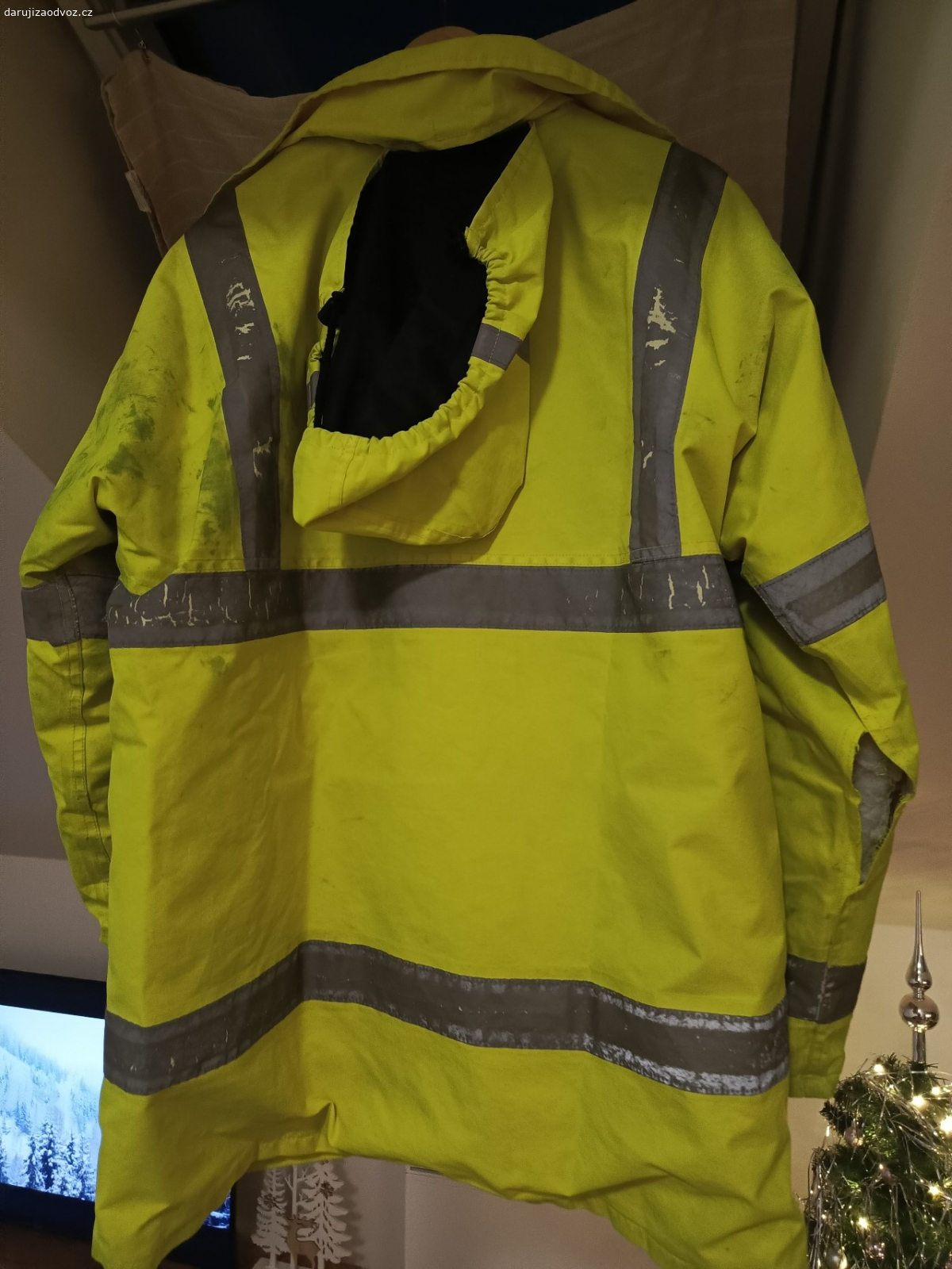 Reflexní bunda L/XL. Reflexní bundu Dunlop velikost L.Řekla bych něco mezi L/XL.Nošená,jsou na ní fleky. Vypraná,fleky nejdou vyprat. Teď při focení jsem si všimla rozpáraného rukávu,viz foto. Tak vhodné pro někoho komu to nebude vadit a nebo někdo šikovný zašije a unosí dále.