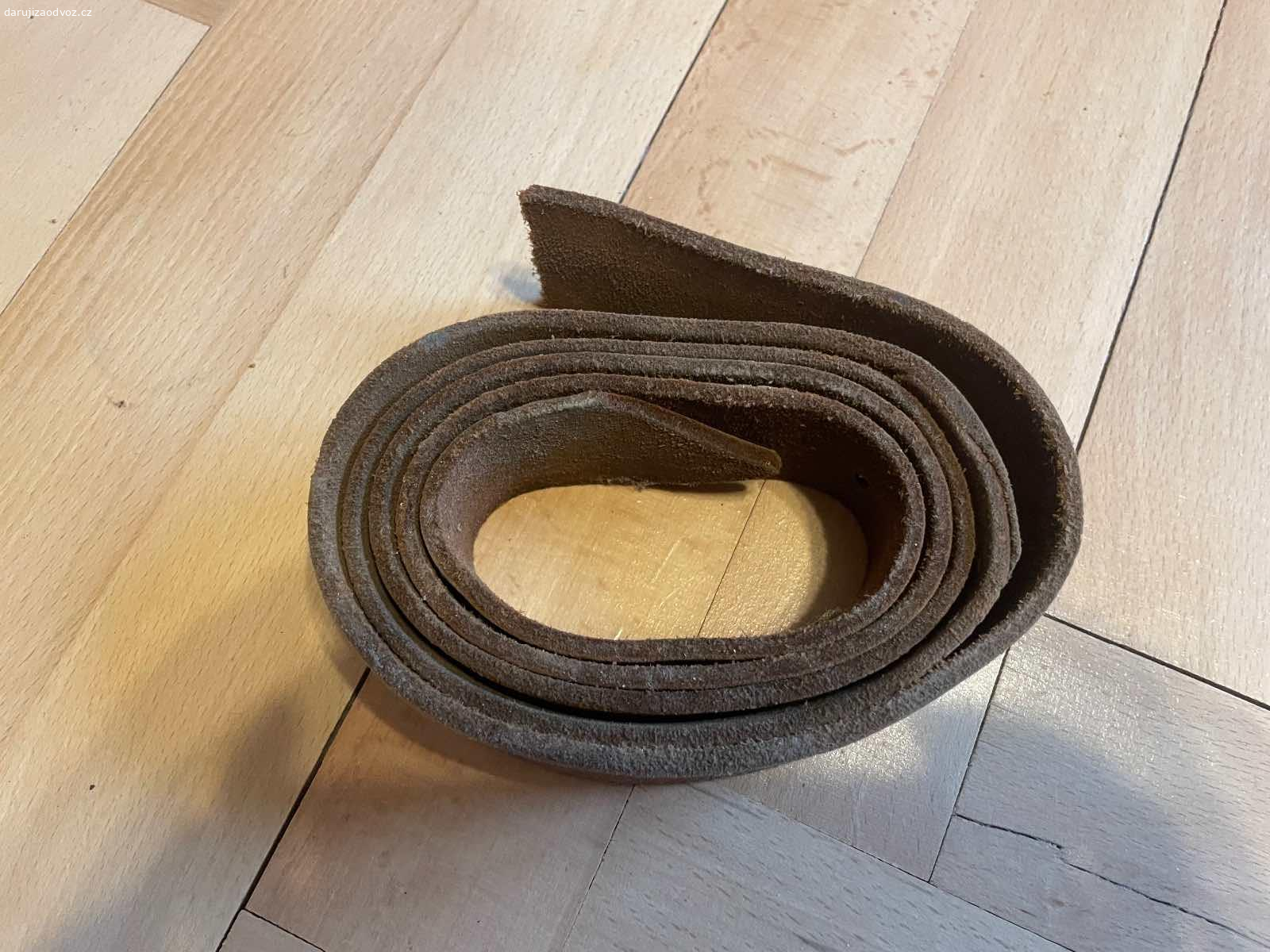 Kožený řemen - šířka 4 cm. Daruji kožený řemen - šířka 4 cm. Pravděpodobně zbytek z pásku od kalhot. K vyzvednutí po předchozí domluvě v Praze nebo středočeský kraj - Beroun, Kladno, Rakovník, Nižbor, Zbečno. Lze zaslat i Zásilkovnou při platbě předem. Daruji další věci za ODVOZ viz. inzeráty!