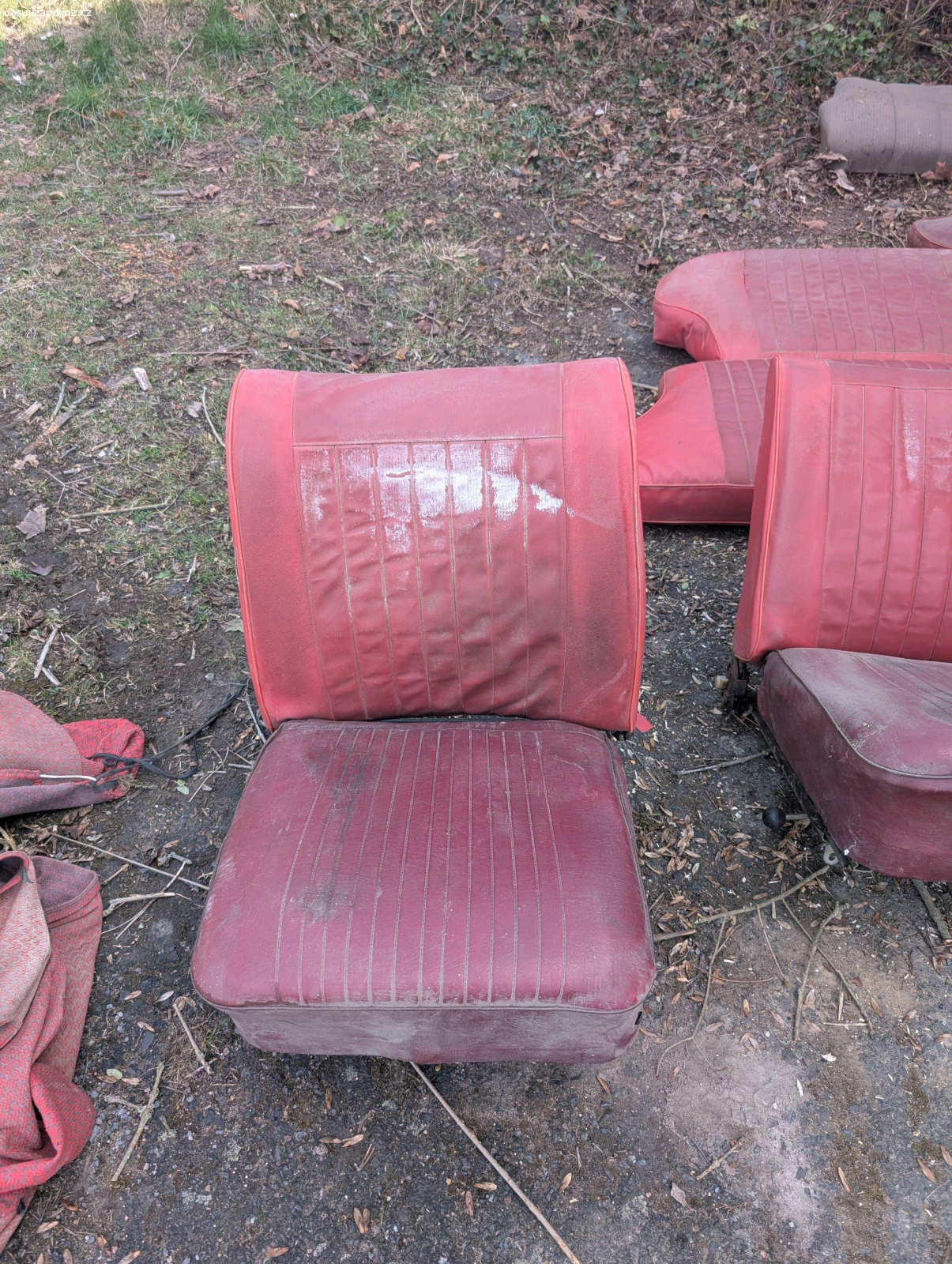 Retro autosedačky. Darujeme za odvoz kompletní sadu starých autosedaček – pravděpodobně z veterána (přední sedačky, zadní lavice + další části interiéru).
Stav: konstrukce a mechaniky vypadají zachovalé
vhodné spíše na renovaci, dekoraci nebo projekt
Barva: červená / červeno-šedá
Materiál: koženka / vinyl