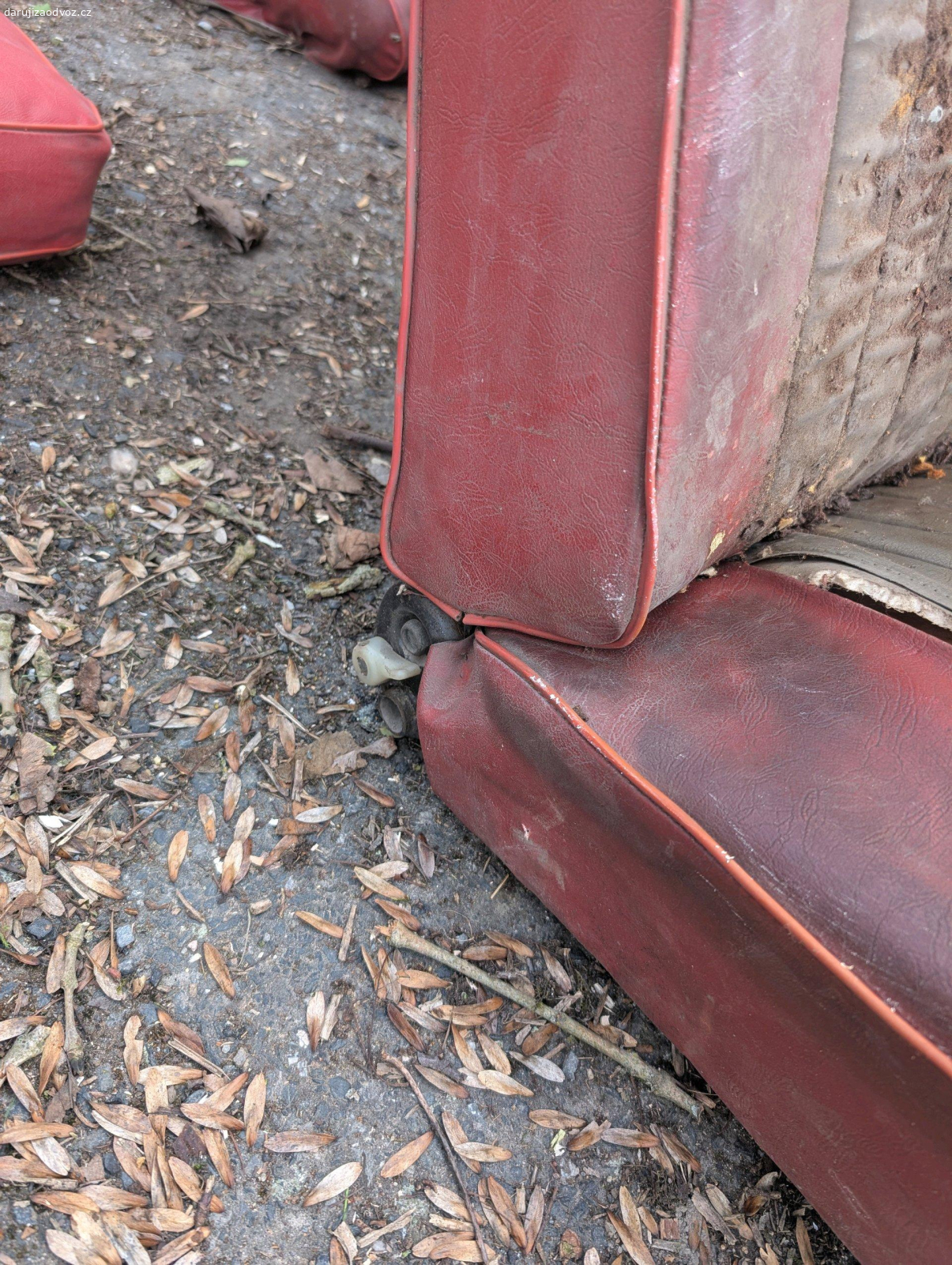 Retro autosedačky. Darujeme za odvoz kompletní sadu starých autosedaček – pravděpodobně z veterána (přední sedačky, zadní lavice + další části interiéru).
Stav: konstrukce a mechaniky vypadají zachovalé
vhodné spíše na renovaci, dekoraci nebo projekt
Barva: červená / červeno-šedá
Materiál: koženka / vinyl