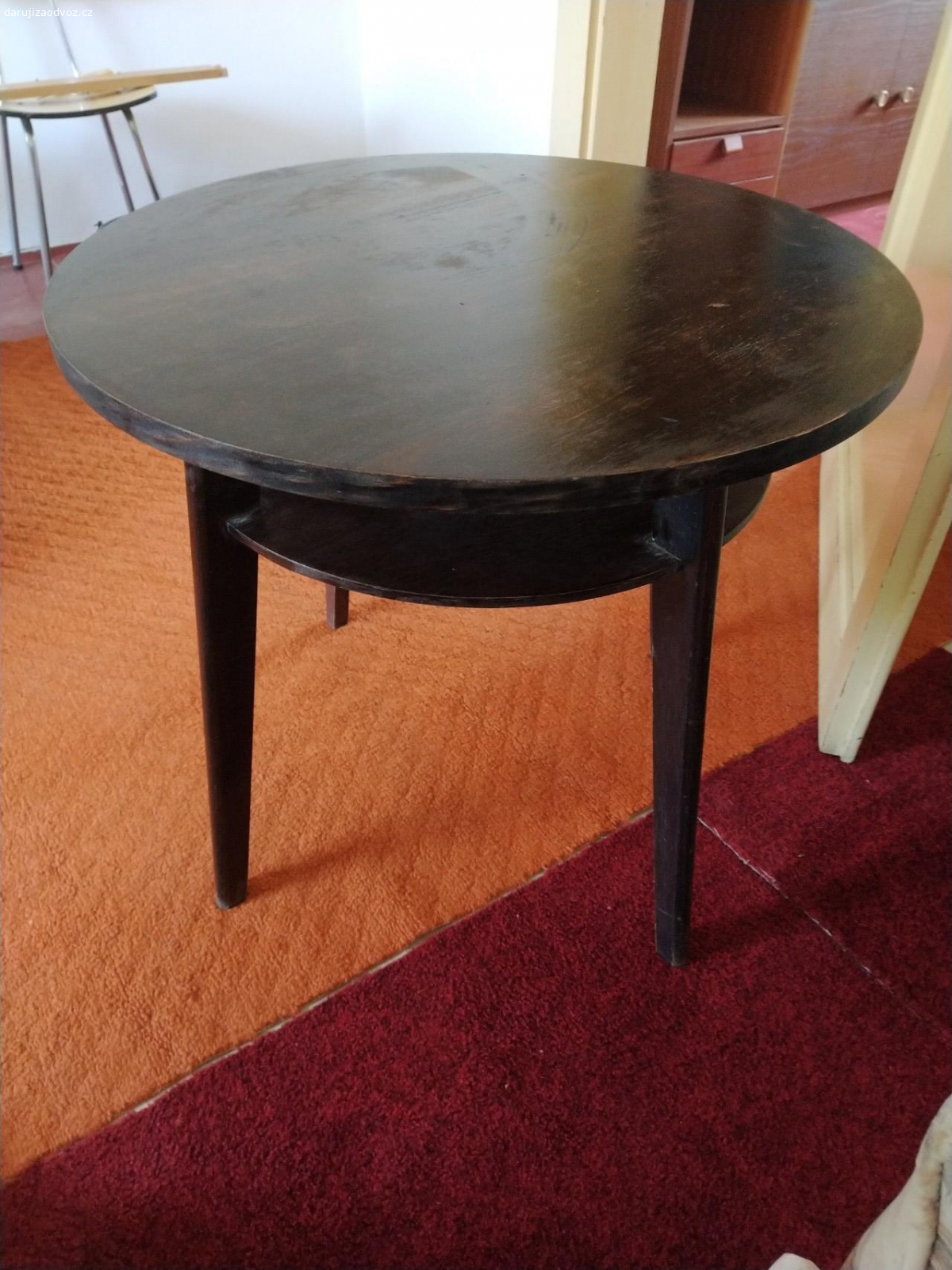 Retro Konferenční stolek. Retro dřevěný konferenční stolek kulatý, průměr 70 cm, výška 62 cm, černá barva,