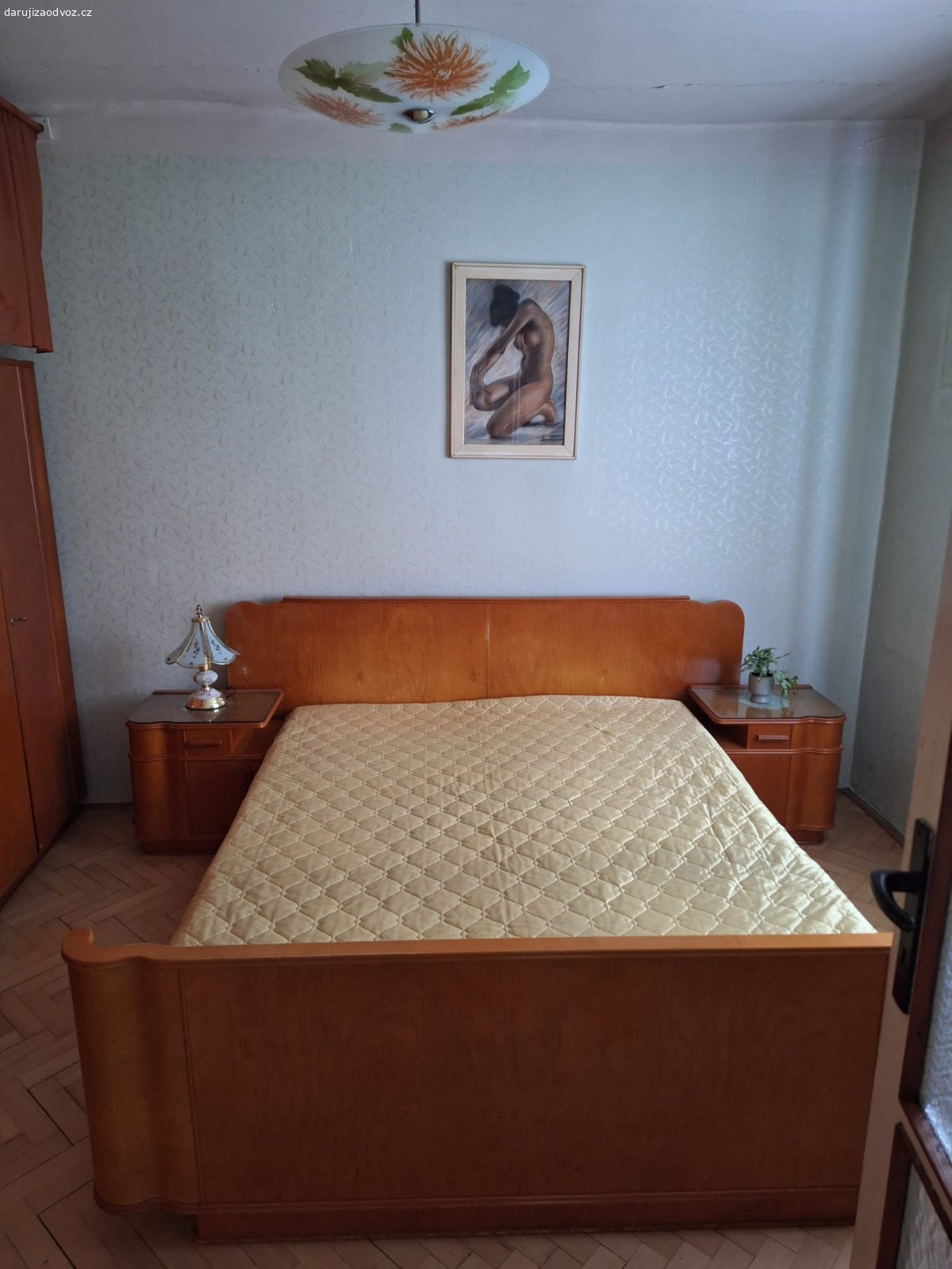 Retro ložnicový nábytek za odvoz. Za odvoz nabízím retro ložnicový nábytek v zachovalém stavu. Jedná se o 2 velké šatní skříně, manželskou postel, 2 noční stolky a toaletní stolek se zrcadlem. Nábytek je starší, ale funkční, vhodný například na chatu, chalupu nebo k renovaci. Odvoz a naložení si zajišťuje zájemce (do konce června).