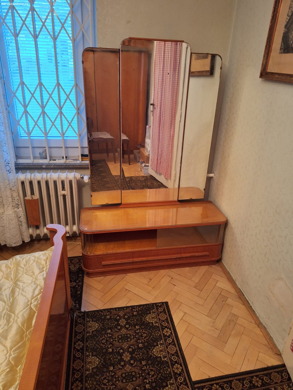 Retro ložnicový nábytek za odvoz. Za odvoz nabízím retro ložnicový nábytek v zachovalém stavu. Jedná se o 2 velké šatní skříně, manželskou postel, 2 noční stolky a toaletní stolek se zrcadlem. Nábytek je starší, ale funkční, vhodný například na chatu, chalupu nebo k renovaci. Odvoz a naložení si zajišťuje zájemce (do konce června).