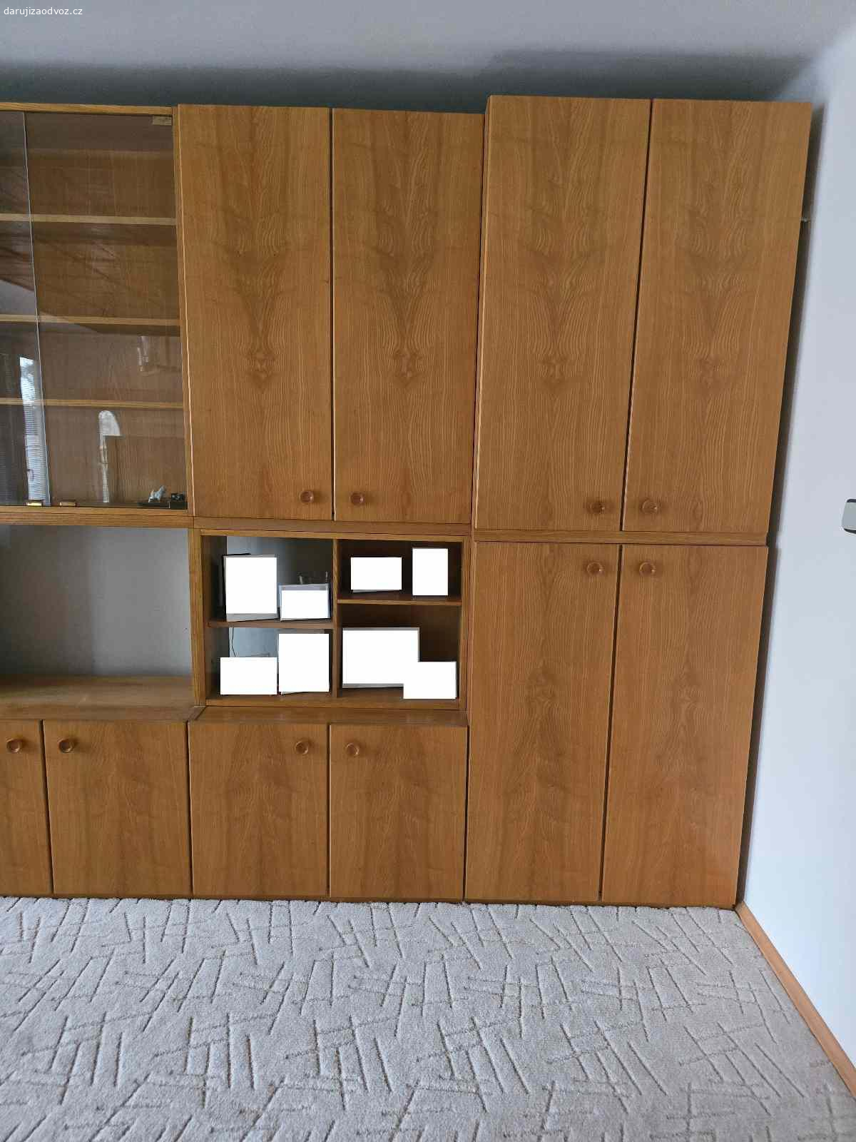 retro obývací stěna. Nabízím retro obývací stěnu. Vlastní doprava, vynesení. Velice dobrý stav, komplet vše co je na foto. Přibližné rozměry jak je vidět na fotkách široká 4m, na výšku cca 230cm a hloubka je od 30 do 40cm. Jednotlivé sekce mají lehce přes 80cm na šířku a na výšku kolem 110cm. Nejlépe jako celek. Může ještě velice dobře posloužit, na svůj věk je zachovalá a bylo by škoda jí vyhodit.