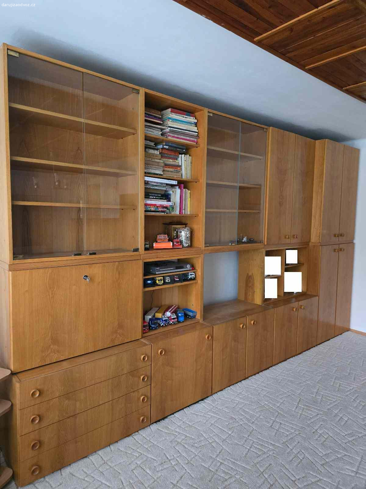 retro obývací stěna. Nabízím retro obývací stěnu. Vlastní doprava, vynesení. Velice dobrý stav, komplet vše co je na foto. Přibližné rozměry jak je vidět na fotkách široká 4m, na výšku cca 230cm a hloubka je od 30 do 40cm. Jednotlivé sekce mají lehce přes 80cm na šířku a na výšku kolem 110cm. Nejlépe jako celek. Může ještě velice dobře posloužit, na svůj věk je zachovalá a bylo by škoda jí vyhodit.