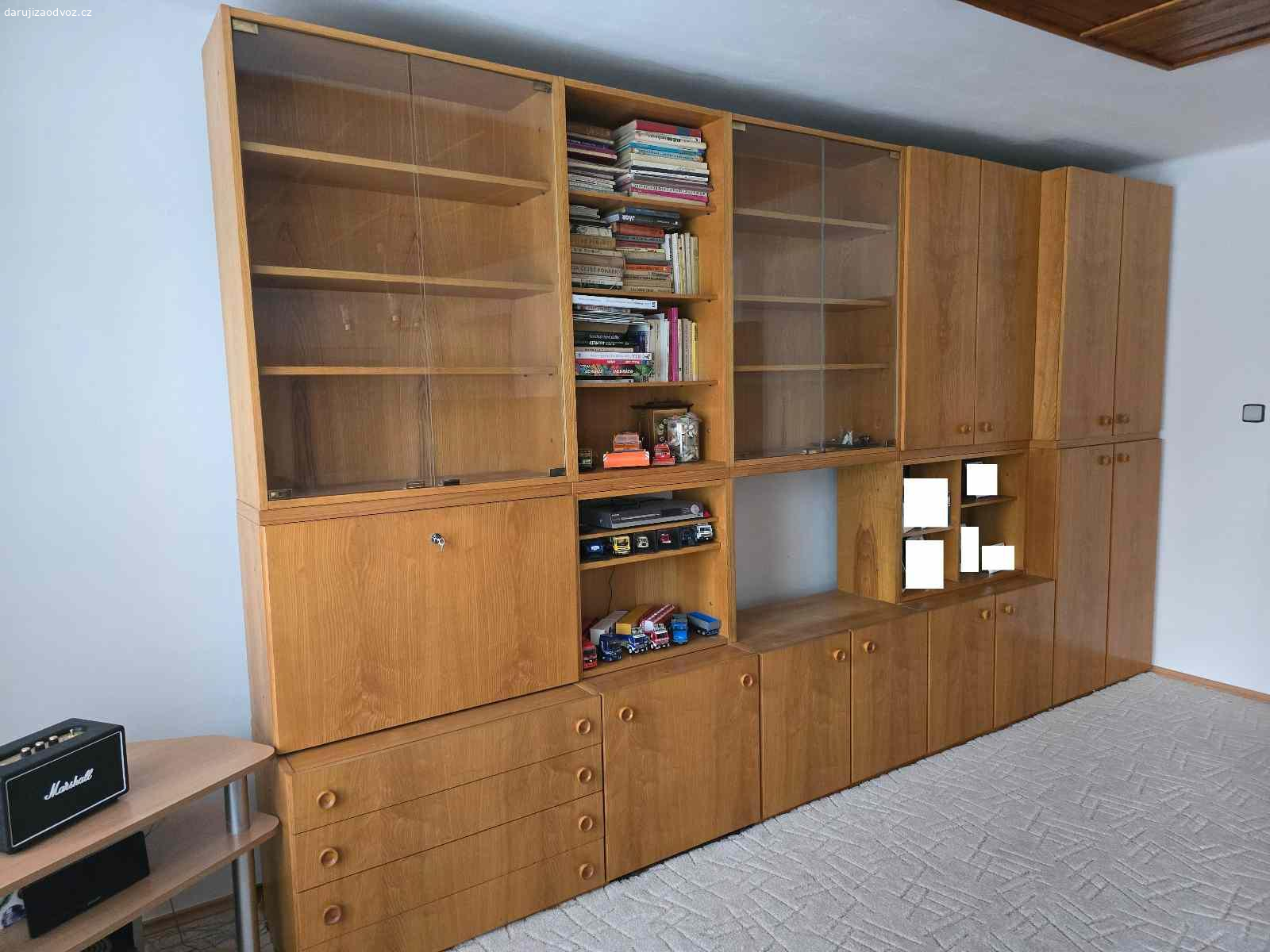 retro obývací stěna. Nabízím retro obývací stěnu. Vlastní doprava, vynesení. Velice dobrý stav, komplet vše co je na foto. Přibližné rozměry jak je vidět na fotkách široká 4m, na výšku cca 230cm a hloubka je od 30 do 40cm. Jednotlivé sekce mají lehce přes 80cm na šířku a na výšku kolem 110cm. Nejlépe jako celek. Může ještě velice dobře posloužit, na svůj věk je zachovalá a bylo by škoda jí vyhodit.