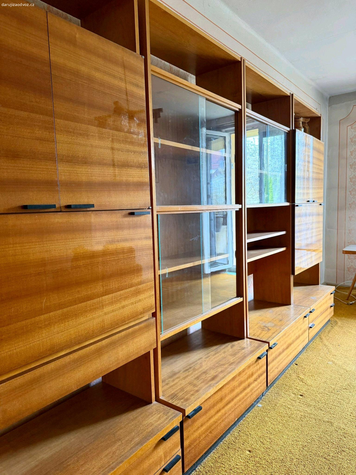 Retro obývací stěna. Daruji velmi zachovalou retro obývací stěnu (prosklené vitríny, bar, úložný prostor).
Krásný klasický kousek z 60.–70. let, vhodný na chatu, chalupu nebo pro milovníky retra.

Stěna je ve velmi pěkném stavu vzhledem ke stáří.

K dispozici také 2 křesla viz foto – ráda přidám k obývací stěně při odvozu.

? Vlastní odvoz nutný
? Odvoz nejpozději do 24. 4. 2026 – spěchá