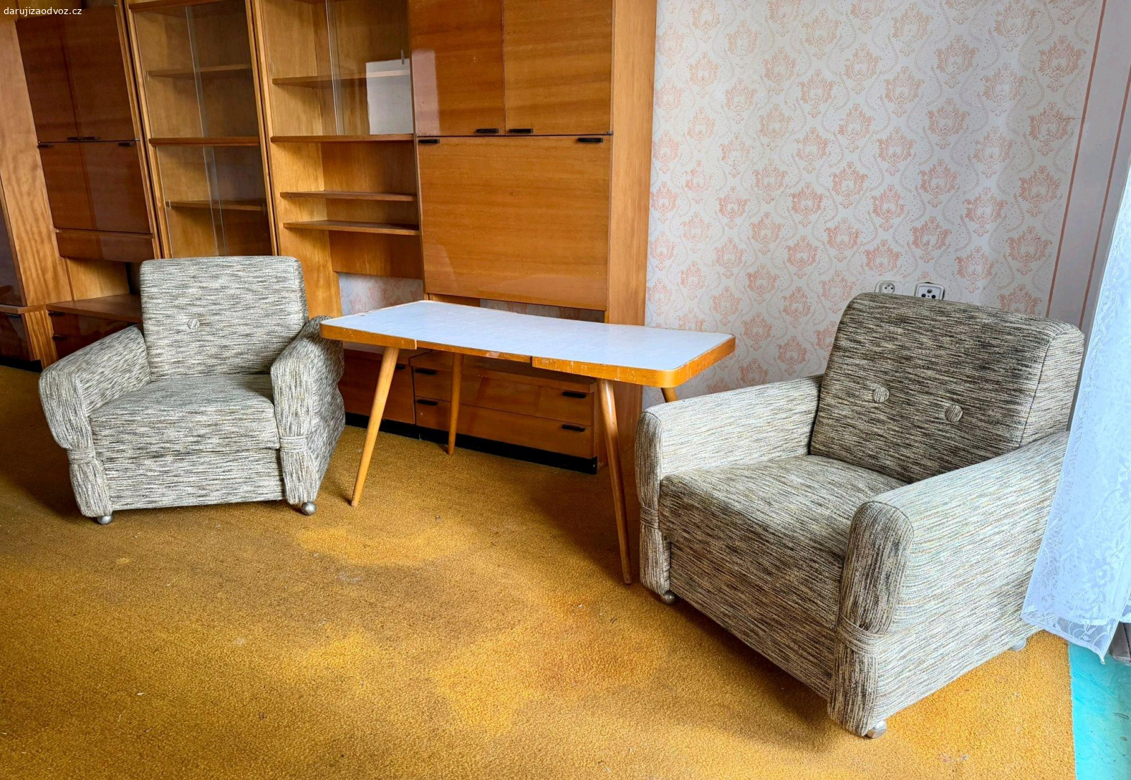 Retro obývací stěna. Daruji velmi zachovalou retro obývací stěnu (prosklené vitríny, bar, úložný prostor).
Krásný klasický kousek z 60.–70. let, vhodný na chatu, chalupu nebo pro milovníky retra.

Stěna je ve velmi pěkném stavu vzhledem ke stáří.

K dispozici také 2 křesla viz foto – ráda přidám k obývací stěně při odvozu.

? Vlastní odvoz nutný
? Odvoz nejpozději do 24. 4. 2026 – spěchá