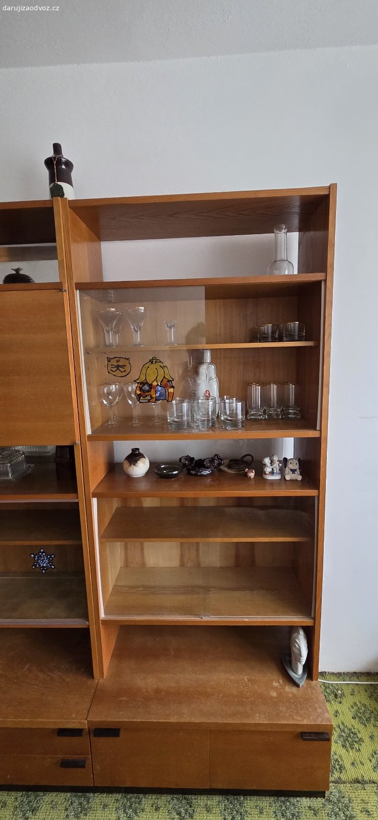 Retro obývací stěna. Nabízíme zachovalou retro lakovanou obývákovou stěnu. Vše zachovalé, babička měla na dně zásuvek voskový papír, aby se skříňky neponičily. Nábytek je možné vidět po domluvě o víkendu v Bechyni.

Velikost skříní
šatní skříň (úplně vlevo)
výška: 199,5 cm
šířka: 80 cm
hloubka: 60,5 cm

prádelníková skříň (druhá zleva)
výška: 199,5 cm
šířka: 80 cm
hloubka: 35 cm (se spodním díkem 46 cm)

skříň s rozkládacím stolem (uprostřed)
výška: 199,5 cm
šířka: 80 cm
hloubka: 35 cm
+
rozkládací stůl:
výška: 76 cm
šířka: 80 cm
hloubka: 99 cm

skříň na nádobí s vitrínou (druhá zprava)
výška: 199,5 cm
šířka: 80 cm
hloubka: 35 cm

vitrínová skříň (první zprava)
výška: 199,5 cm
šířka: 80 cm
hloubka: 32 cm (se spodním dílem 46 cm)