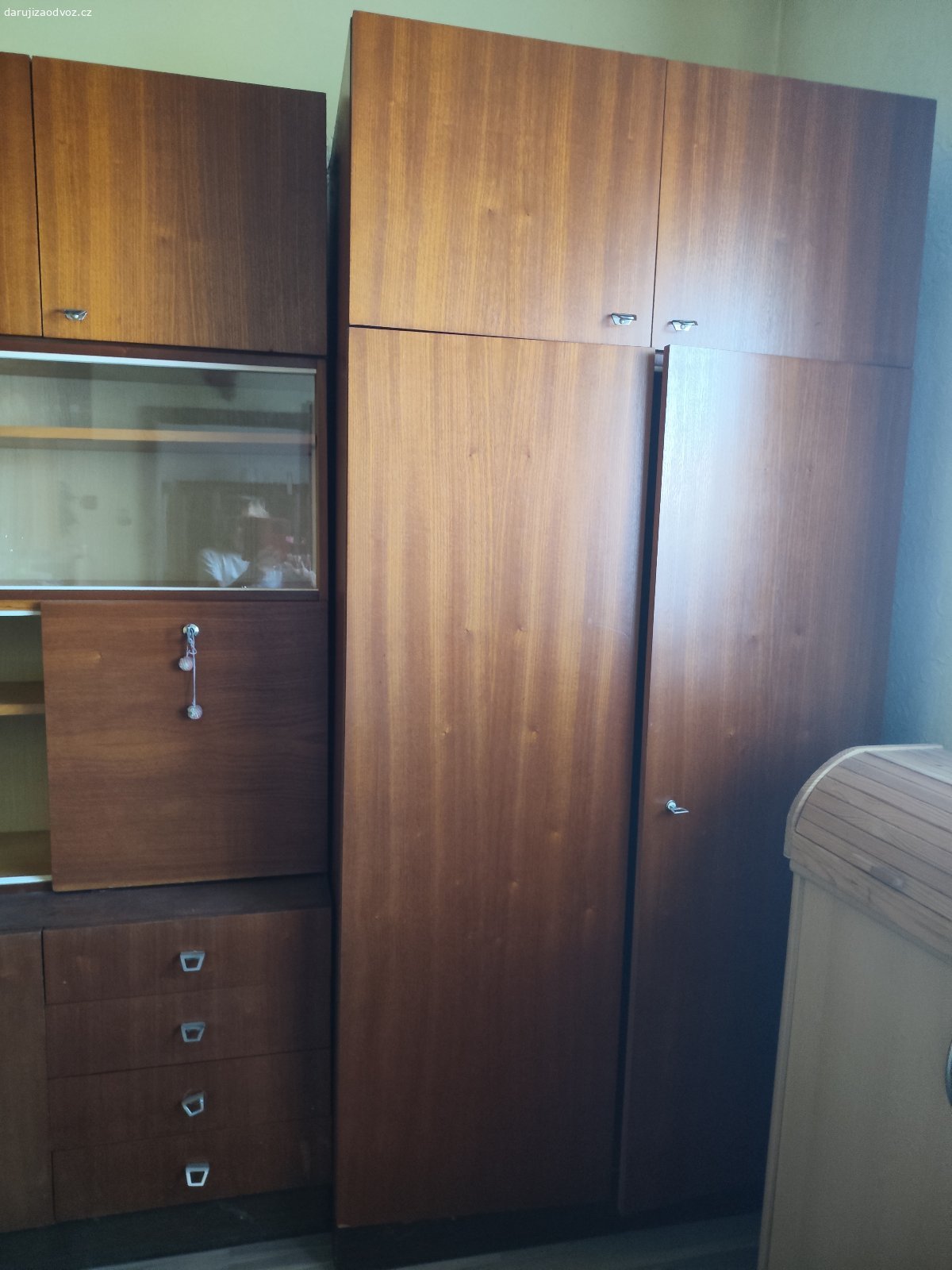 RETRO - Obývací stěna. Daruji retro obývací stěnu, rozměr 450 D x 40 H. Z toho velká úložná skříň 100 cm šířka a 60 hloubka