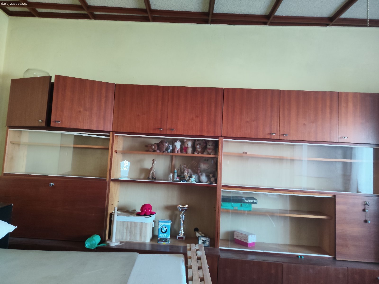 RETRO - Obývací stěna. Daruji retro obývací stěnu, rozměr 450 D x 40 H. Z toho velká úložná skříň 100 cm šířka a 60 hloubka