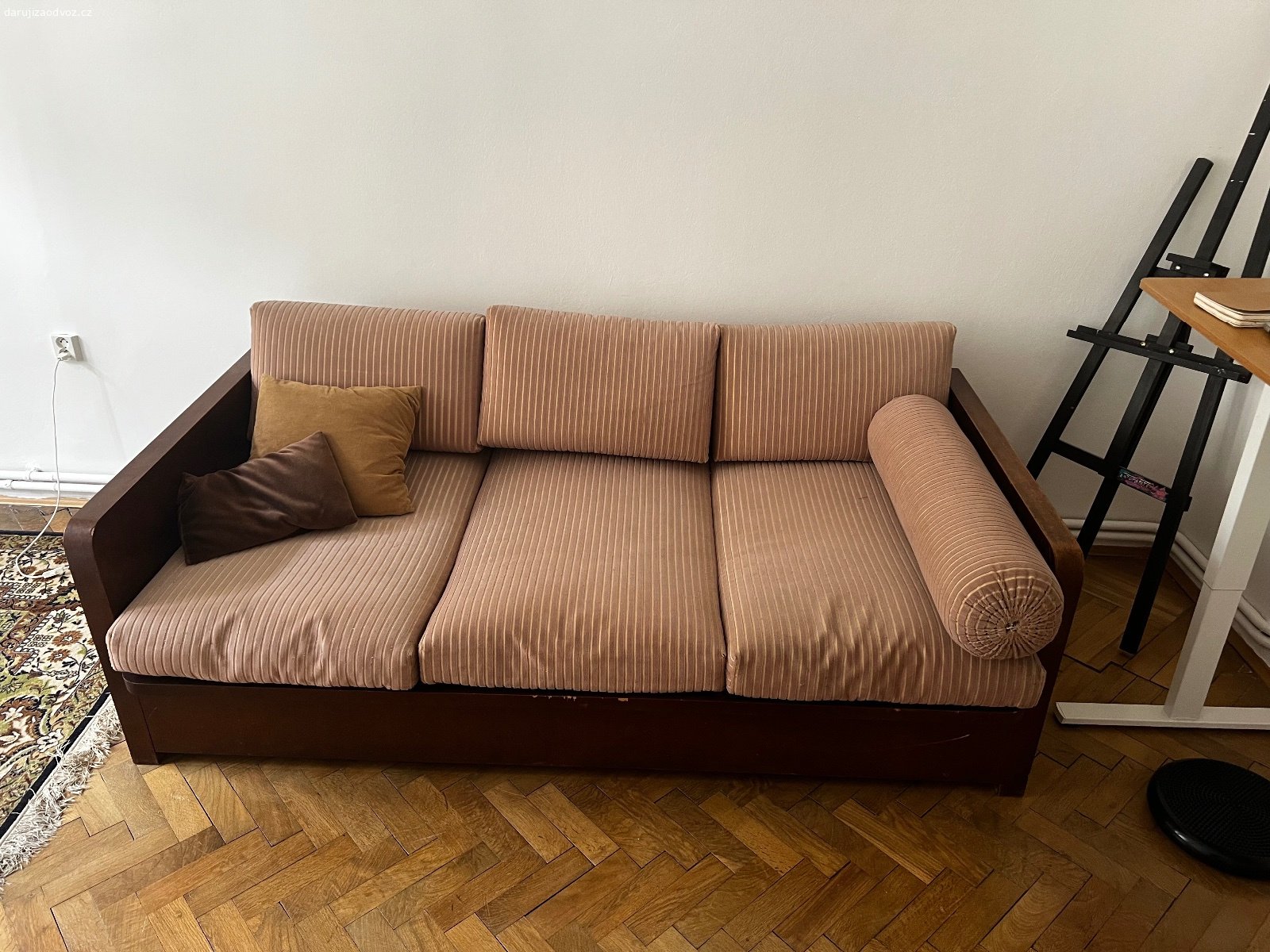 Retro pohovka. Nabízíme za odvoz pohovku s uloznym prostorem. 

Š: 207 
H: 110
V: 66