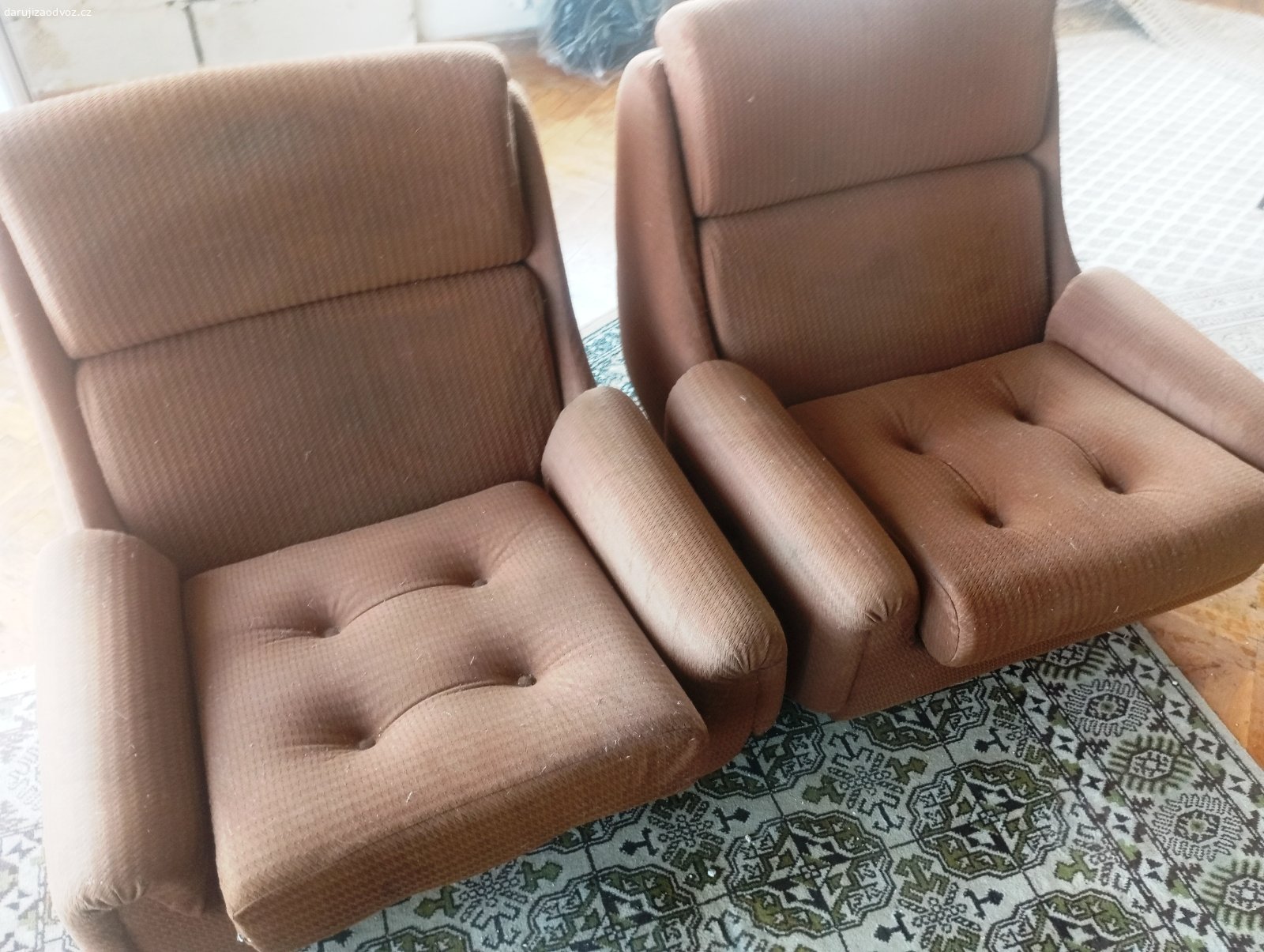 Retro sedací souprava (3+1+1)  hnědá. Daruji kompletní retro sedací soupravu, která se skládá z jednoho velkého trojmístného gauče a dvou samostatných, velmi pohodlných křesel. Nábytek má typický designem s prošíváním a ozdobnými knoflíky na sedácích. Má vysoké opěrky hlavy pro skvělý komfort při sezení a široké, měkké područky u křesel. Látka nese známky běžného používání a věku, ale je bez výrazného poškození či trhlin. Ideální kousek na chatu, chalupu, do klubovny, studentského bytu nebo pro milovníky retro stylu k případné renovaci.
Sestava: 1x trojmístný gauč + 2x křeslo
Barva: Tlumená hnědá / cihlová s jemným vzorem
Stav: Použité, zachovalé, plně funkční
Místo odběru: [Doplňte město / obec]
Doprava: Pouze osobní odběr. Vzhledem k rozměrům je nutný vlastní odvoz a naložení (ideálně v dodávce nebo s vozíkem).