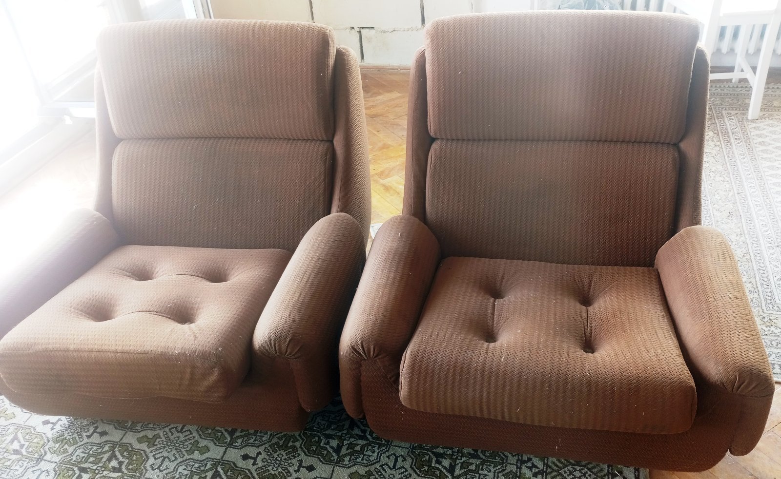 Retro sedací souprava (3+1+1)  hnědá. Daruji kompletní retro sedací soupravu, která se skládá z jednoho velkého trojmístného gauče a dvou samostatných, velmi pohodlných křesel. Nábytek má typický designem s prošíváním a ozdobnými knoflíky na sedácích. Má vysoké opěrky hlavy pro skvělý komfort při sezení a široké, měkké područky u křesel. Látka nese známky běžného používání a věku, ale je bez výrazného poškození či trhlin. Ideální kousek na chatu, chalupu, do klubovny, studentského bytu nebo pro milovníky retro stylu k případné renovaci.
Sestava: 1x trojmístný gauč + 2x křeslo
Barva: Tlumená hnědá / cihlová s jemným vzorem
Stav: Použité, zachovalé, plně funkční
Místo odběru: [Doplňte město / obec]
Doprava: Pouze osobní odběr. Vzhledem k rozměrům je nutný vlastní odvoz a naložení (ideálně v dodávce nebo s vozíkem).