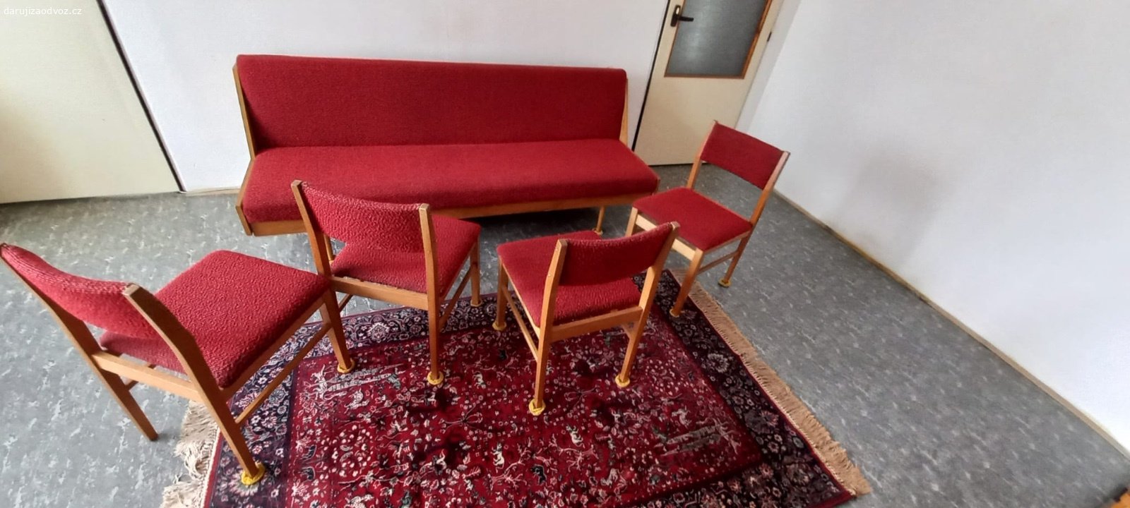 Retro sedací souprava s židlemi. Nabízíme retro sedací soupravu v zachovalém stavu. Nábytek je možné vidět po domluvě vždy o víkendu v Bechyni.

Rozkládací gauč
délka: 200 cm 
výška sedáku: 40
výška s opěrkou: 72 cm 
hloubka sedáku: 50 cm 
hloubka celkově: 77cm 
složený gauč: 77 cm 
rozložený gauč: 92 cm

Židle 
výška: 77 cm
šířka: 40 cm
hloubka sedáku: 45 cm
šířka sedáku: 43 cm (přesahuje dřevěnou konstrukci)