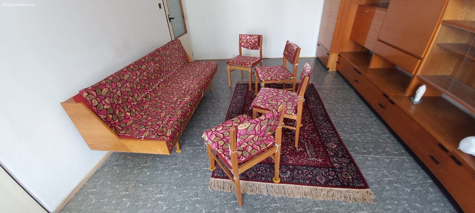 Retro sedací souprava s židlemi. Nabízíme retro sedací soupravu v zachovalém stavu. Nábytek je možné vidět po domluvě vždy o víkendu v Bechyni.

Rozkládací gauč
délka: 200 cm 
výška sedáku: 40
výška s opěrkou: 72 cm 
hloubka sedáku: 50 cm 
hloubka celkově: 77cm 
složený gauč: 77 cm 
rozložený gauč: 92 cm

Židle 
výška: 77 cm
šířka: 40 cm
hloubka sedáku: 45 cm
šířka sedáku: 43 cm (přesahuje dřevěnou konstrukci)