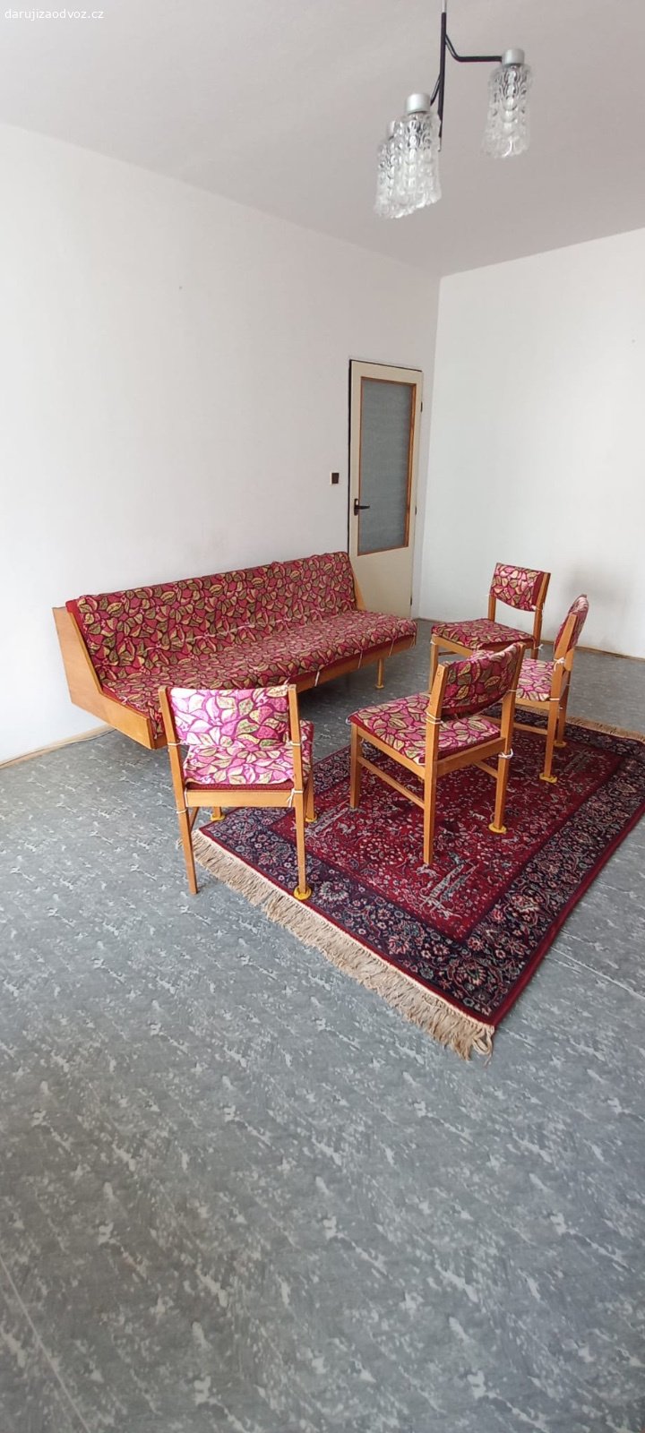 Retro sedací souprava s židlemi. Nabízíme retro sedací soupravu v zachovalém stavu. Nábytek je možné vidět po domluvě vždy o víkendu v Bechyni.

Rozkládací gauč
délka: 200 cm 
výška sedáku: 40
výška s opěrkou: 72 cm 
hloubka sedáku: 50 cm 
hloubka celkově: 77cm 
složený gauč: 77 cm 
rozložený gauč: 92 cm

Židle 
výška: 77 cm
šířka: 40 cm
hloubka sedáku: 45 cm
šířka sedáku: 43 cm (přesahuje dřevěnou konstrukci)