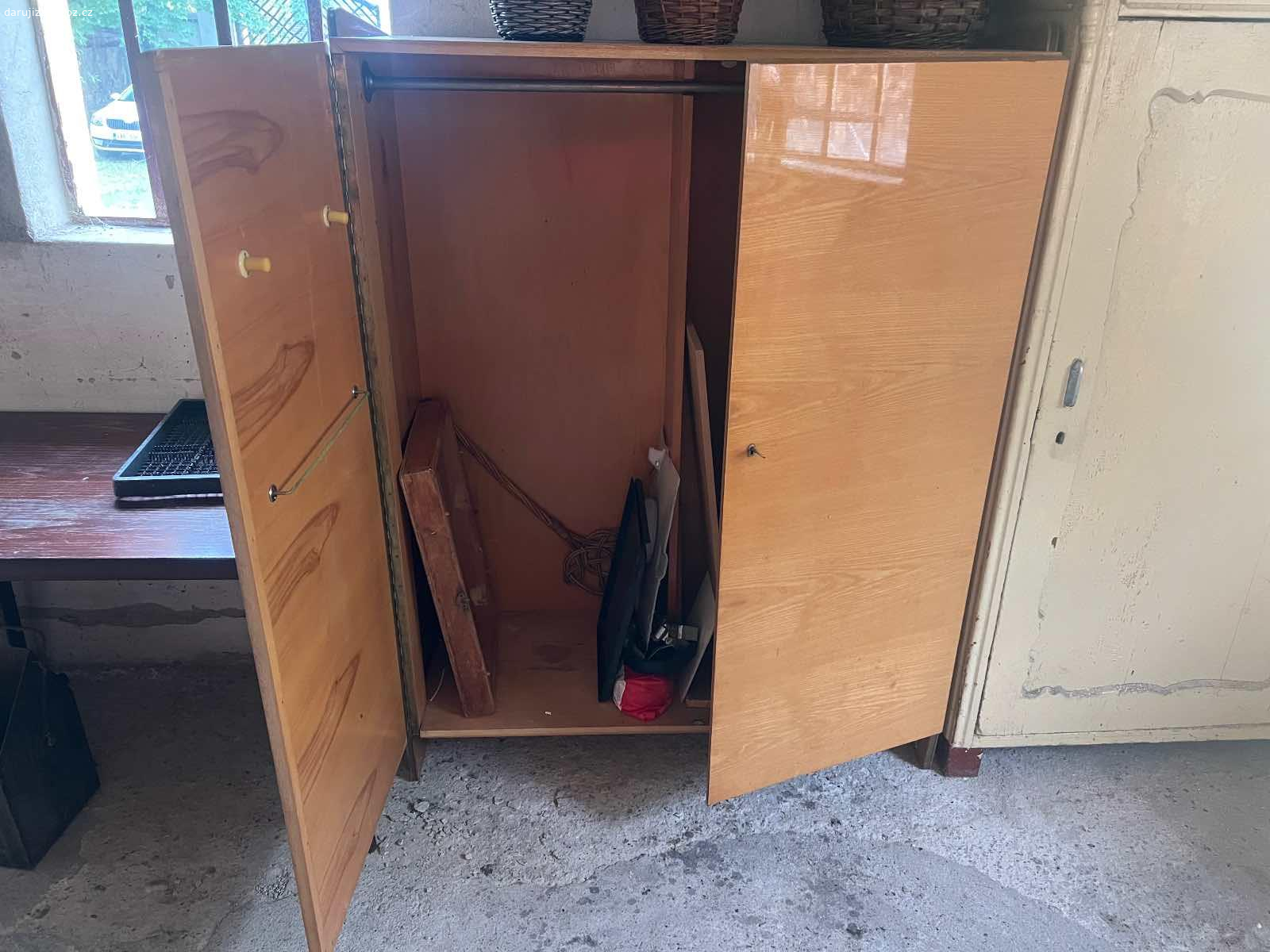 Retro skříň. Skrin už je opravdu retro, ale třeba někam do garáže ještě jako úložný prostor ještě poslouží. Otevírají se dveře, ale jde poměrně lehce řešit. 
Samozřejmě bez bordelu vevnitř :)
