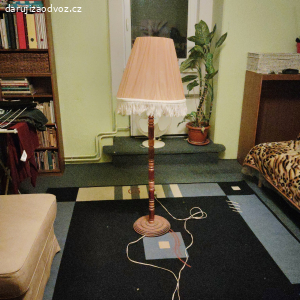 retro stojací lampa
