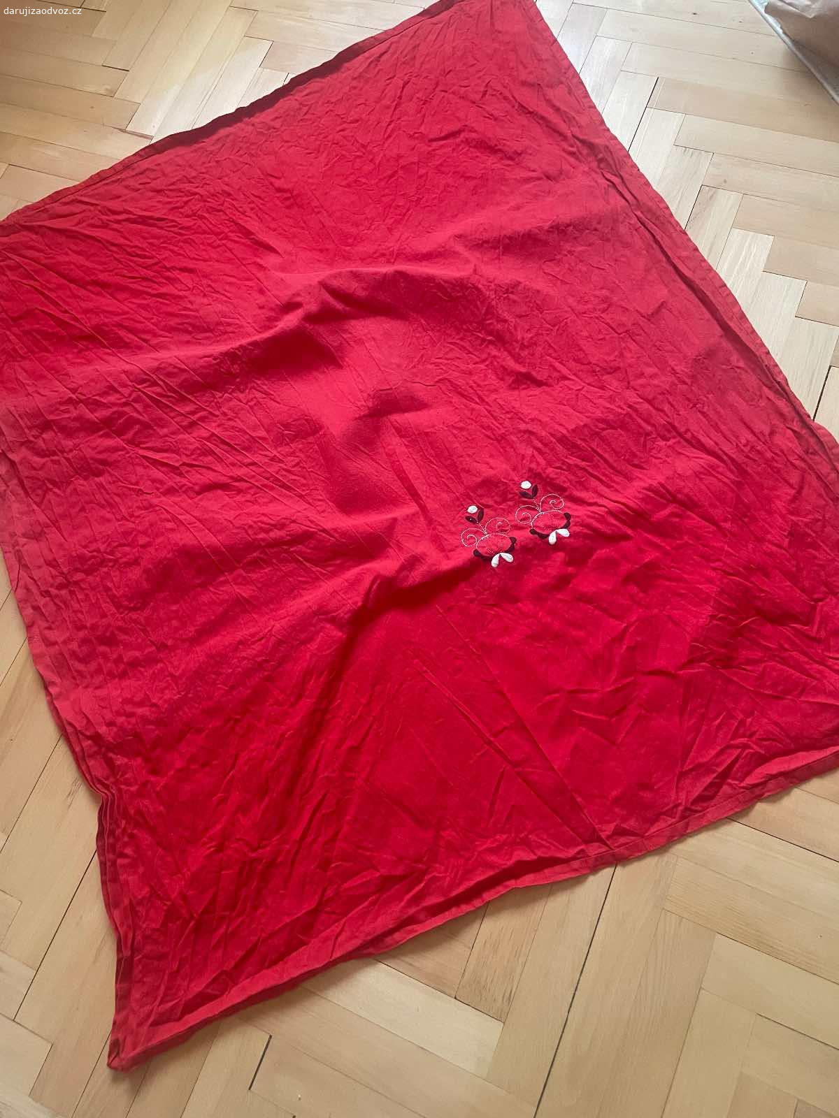 Ubrus - 113 x 135 cm. Daruji ubrus, rozměry cca 113 x 135 cm. Bez vad. K vyzvednutí po předchozí domluvě v Praze nebo středočeský kraj - Beroun, Nižbor, Zbečno. Daruji další věci za ODVOZ viz. inzeráty!